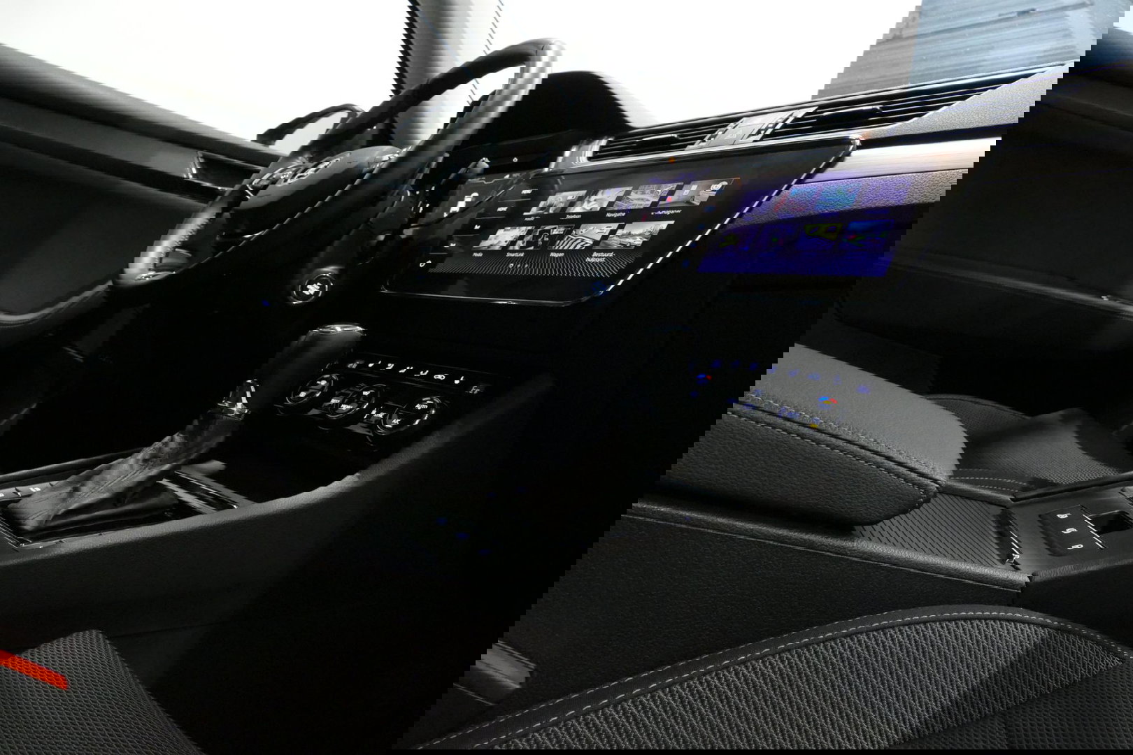 Škoda Superb Combi 1.4 TSI iV Business Edition / Elektr. verstelbare voorstoelen (links met memory) / Canton Sound System / Stoelverwarming voor & achter / Stuurwiel verwarming / Apple Carplay - Android Auto / Trekhaak (zwenkbaar) / Achteruitrijcamera / Dodehoek detec