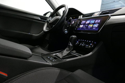 Škoda Superb Combi 1.4 TSI iV Business Edition / Elektr. verstelbare voorstoelen (links met memory) / Canton Sound System / Stoelverwarming voor & achter / Stuurwiel verwarming / Apple Carplay - Android Auto / Trekhaak (zwenkbaar) / Achteruitrijcamera / Dodehoek detec