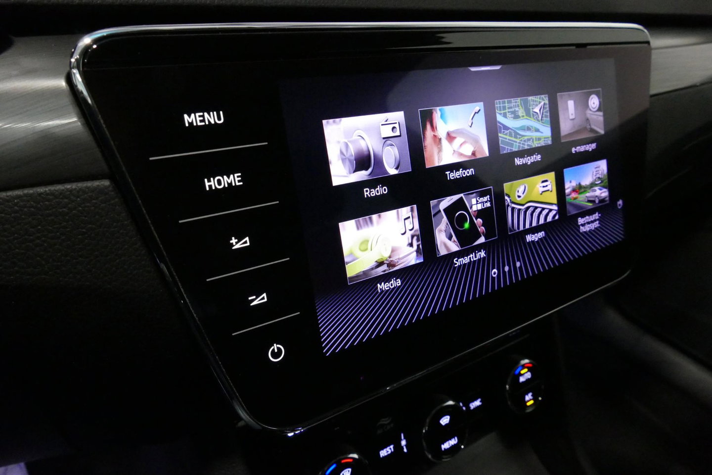 Škoda Superb Combi 1.4 TSI iV Business Edition / Elektr. verstelbare voorstoelen (links met memory) / Canton Sound System / Stoelverwarming voor & achter / Stuurwiel verwarming / Apple Carplay - Android Auto / Trekhaak (zwenkbaar) / Achteruitrijcamera / Dodehoek detec