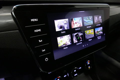 Škoda Superb Combi 1.4 TSI iV Business Edition / Elektr. verstelbare voorstoelen (links met memory) / Canton Sound System / Stoelverwarming voor & achter / Stuurwiel verwarming / Apple Carplay - Android Auto / Trekhaak (zwenkbaar) / Achteruitrijcamera / Dodehoek detec