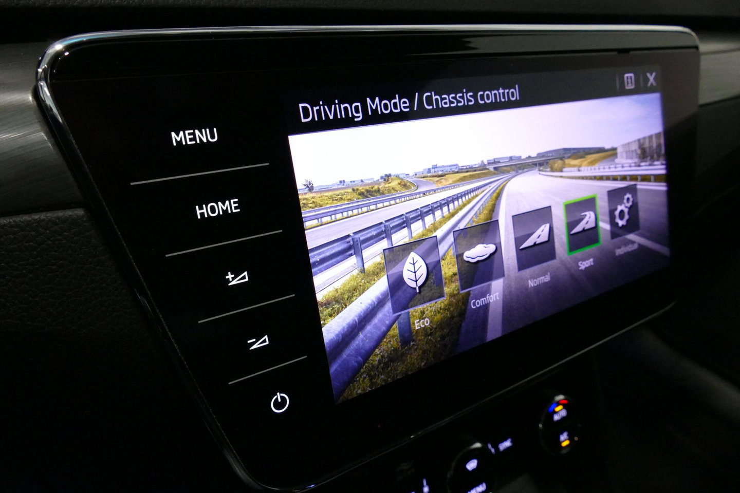 Škoda Superb Combi 1.4 TSI iV Business Edition / Elektr. verstelbare voorstoelen (links met memory) / Canton Sound System / Stoelverwarming voor & achter / Stuurwiel verwarming / Apple Carplay - Android Auto / Trekhaak (zwenkbaar) / Achteruitrijcamera / Dodehoek detec