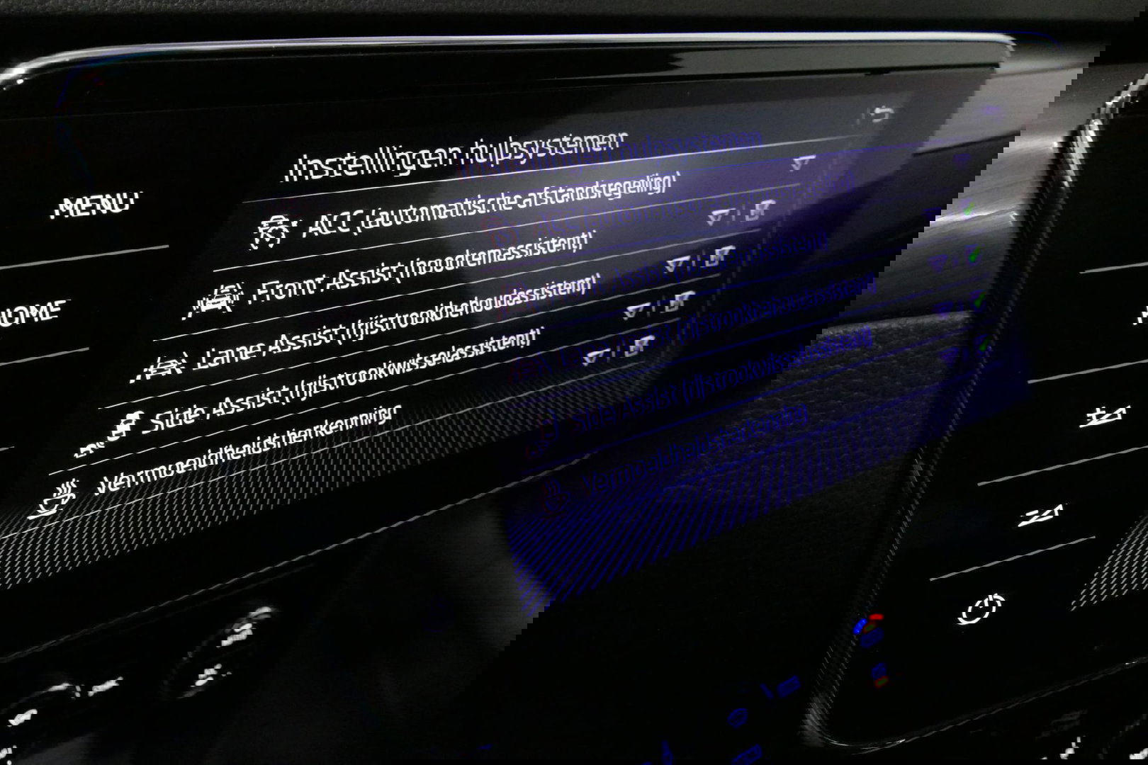 Škoda Superb Combi 1.4 TSI iV Business Edition / Elektr. verstelbare voorstoelen (links met memory) / Canton Sound System / Stoelverwarming voor & achter / Stuurwiel verwarming / Apple Carplay - Android Auto / Trekhaak (zwenkbaar) / Achteruitrijcamera / Dodehoek detec