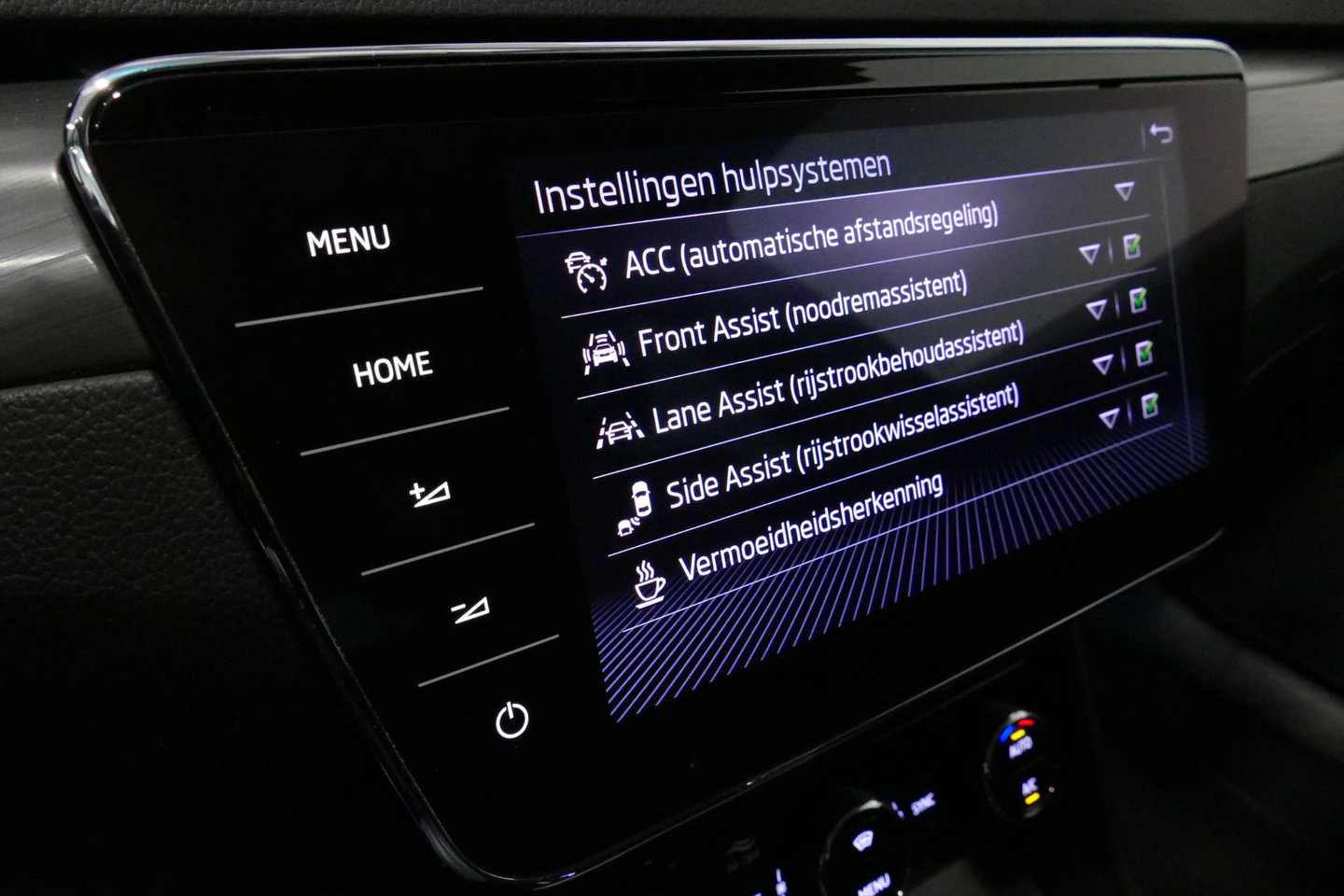 Škoda Superb Combi 1.4 TSI iV Business Edition / Elektr. verstelbare voorstoelen (links met memory) / Canton Sound System / Stoelverwarming voor & achter / Stuurwiel verwarming / Apple Carplay - Android Auto / Trekhaak (zwenkbaar) / Achteruitrijcamera / Dodehoek detec
