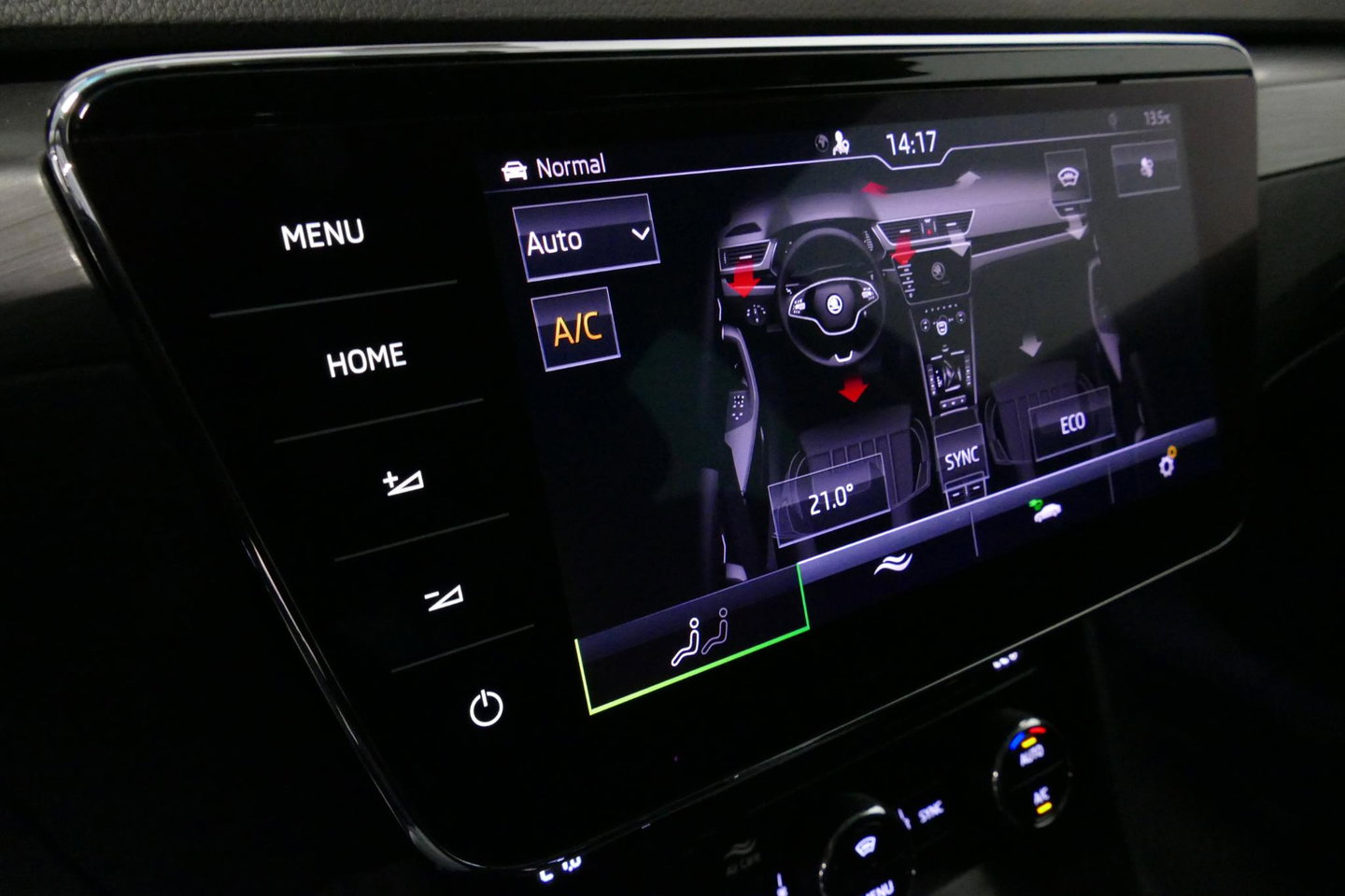 Škoda Superb Combi 1.4 TSI iV Business Edition / Elektr. verstelbare voorstoelen (links met memory) / Canton Sound System / Stoelverwarming voor & achter / Stuurwiel verwarming / Apple Carplay - Android Auto / Trekhaak (zwenkbaar) / Achteruitrijcamera / Dodehoek detec