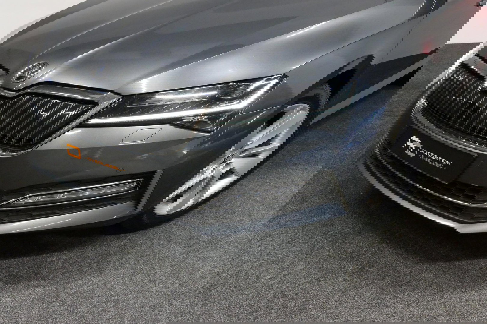 Škoda Superb Combi 1.4 TSI iV Business Edition / Elektr. verstelbare voorstoelen (links met memory) / Canton Sound System / Stoelverwarming voor & achter / Stuurwiel verwarming / Apple Carplay - Android Auto / Trekhaak (zwenkbaar) / Achteruitrijcamera / Dodehoek detec