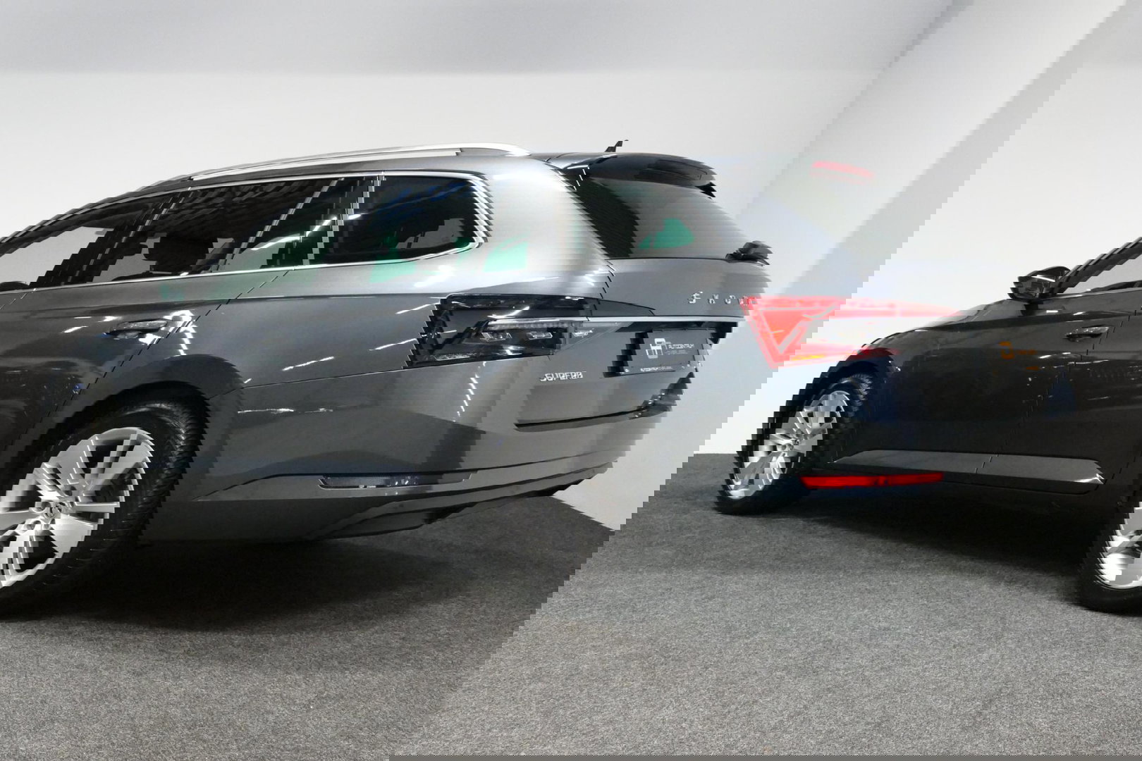 Škoda Superb Combi 1.4 TSI iV Business Edition / Elektr. verstelbare voorstoelen (links met memory) / Canton Sound System / Stoelverwarming voor & achter / Stuurwiel verwarming / Apple Carplay - Android Auto / Trekhaak (zwenkbaar) / Achteruitrijcamera / Dodehoek detec