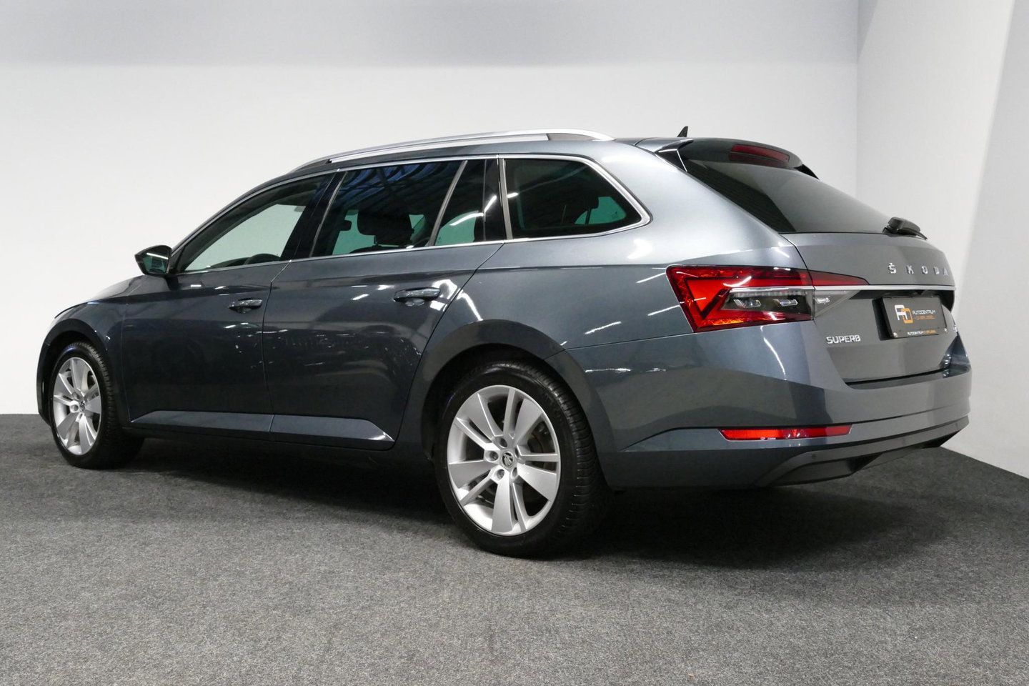 Škoda Superb Combi 1.4 TSI iV Business Edition / Elektr. verstelbare voorstoelen (links met memory) / Canton Sound System / Stoelverwarming voor & achter / Stuurwiel verwarming / Apple Carplay - Android Auto / Trekhaak (zwenkbaar) / Achteruitrijcamera / Dodehoek detec