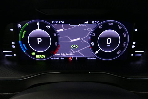 Škoda Superb Combi 1.4 TSI iV Business Edition / Elektr. verstelbare voorstoelen (links met memory) / Canton Sound System / Stoelverwarming voor & achter / Stuurwiel verwarming / Apple Carplay - Android Auto / Trekhaak (zwenkbaar) / Achteruitrijcamera / Dodehoek detec