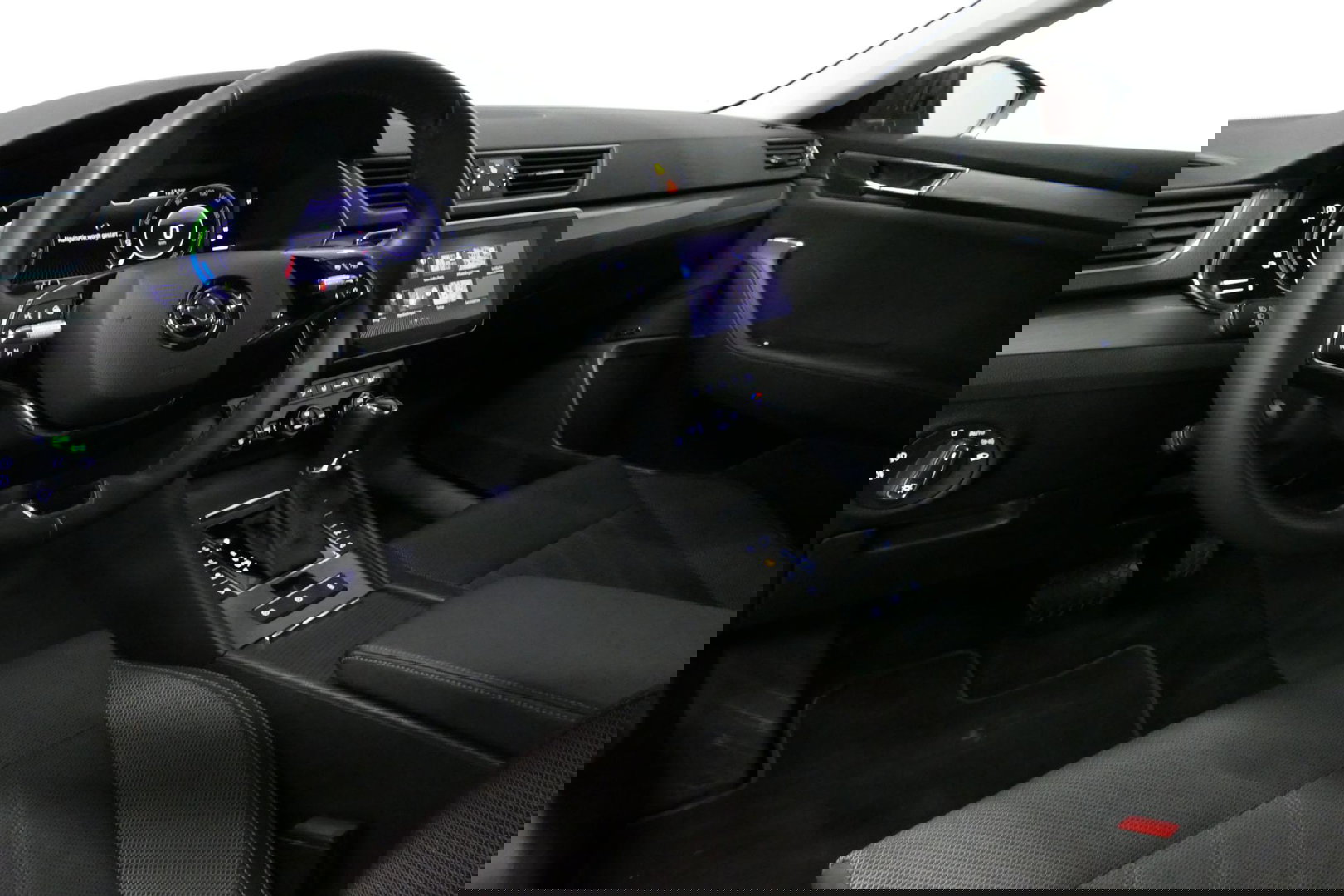 Škoda Superb Combi 1.4 TSI iV Business Edition / Elektr. verstelbare voorstoelen (links met memory) / Canton Sound System / Stoelverwarming voor & achter / Stuurwiel verwarming / Apple Carplay - Android Auto / Trekhaak (zwenkbaar) / Achteruitrijcamera / Dodehoek detec