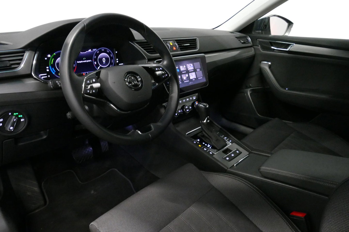 Škoda Superb Combi 1.4 TSI iV Business Edition / Elektr. verstelbare voorstoelen (links met memory) / Canton Sound System / Stoelverwarming voor & achter / Stuurwiel verwarming / Apple Carplay - Android Auto / Trekhaak (zwenkbaar) / Achteruitrijcamera / Dodehoek detec