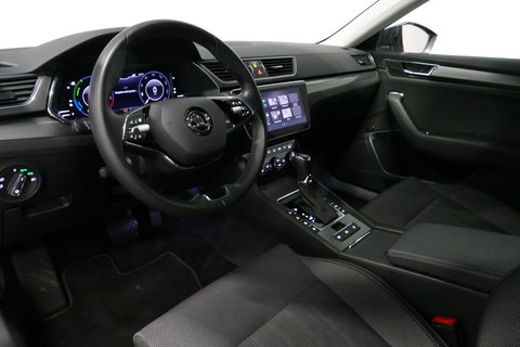 Škoda Superb Combi 1.4 TSI iV Business Edition / Elektr. verstelbare voorstoelen (links met memory) / Canton Sound System / Stoelverwarming voor & achter / Stuurwiel verwarming / Apple Carplay - Android Auto / Trekhaak (zwenkbaar) / Achteruitrijcamera / Dodehoek detec