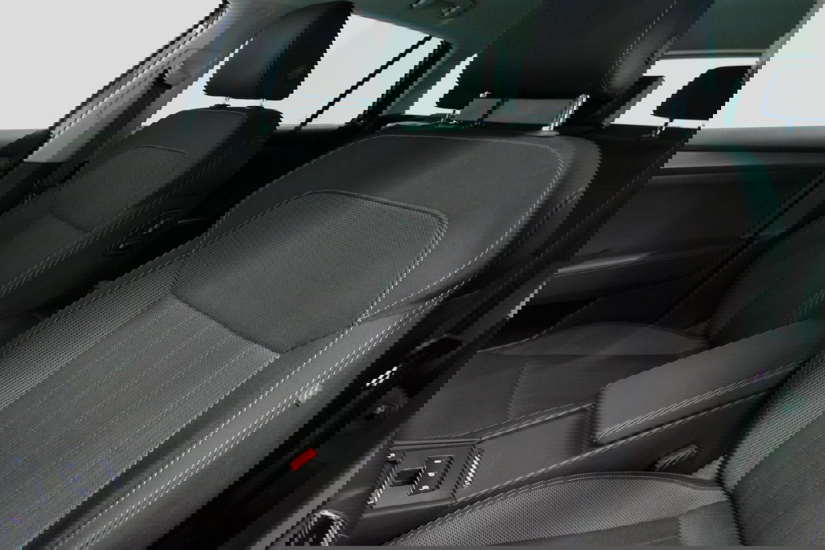 Škoda Superb Combi 1.4 TSI iV Business Edition / Elektr. verstelbare voorstoelen (links met memory) / Canton Sound System / Stoelverwarming voor & achter / Stuurwiel verwarming / Apple Carplay - Android Auto / Trekhaak (zwenkbaar) / Achteruitrijcamera / Dodehoek detec