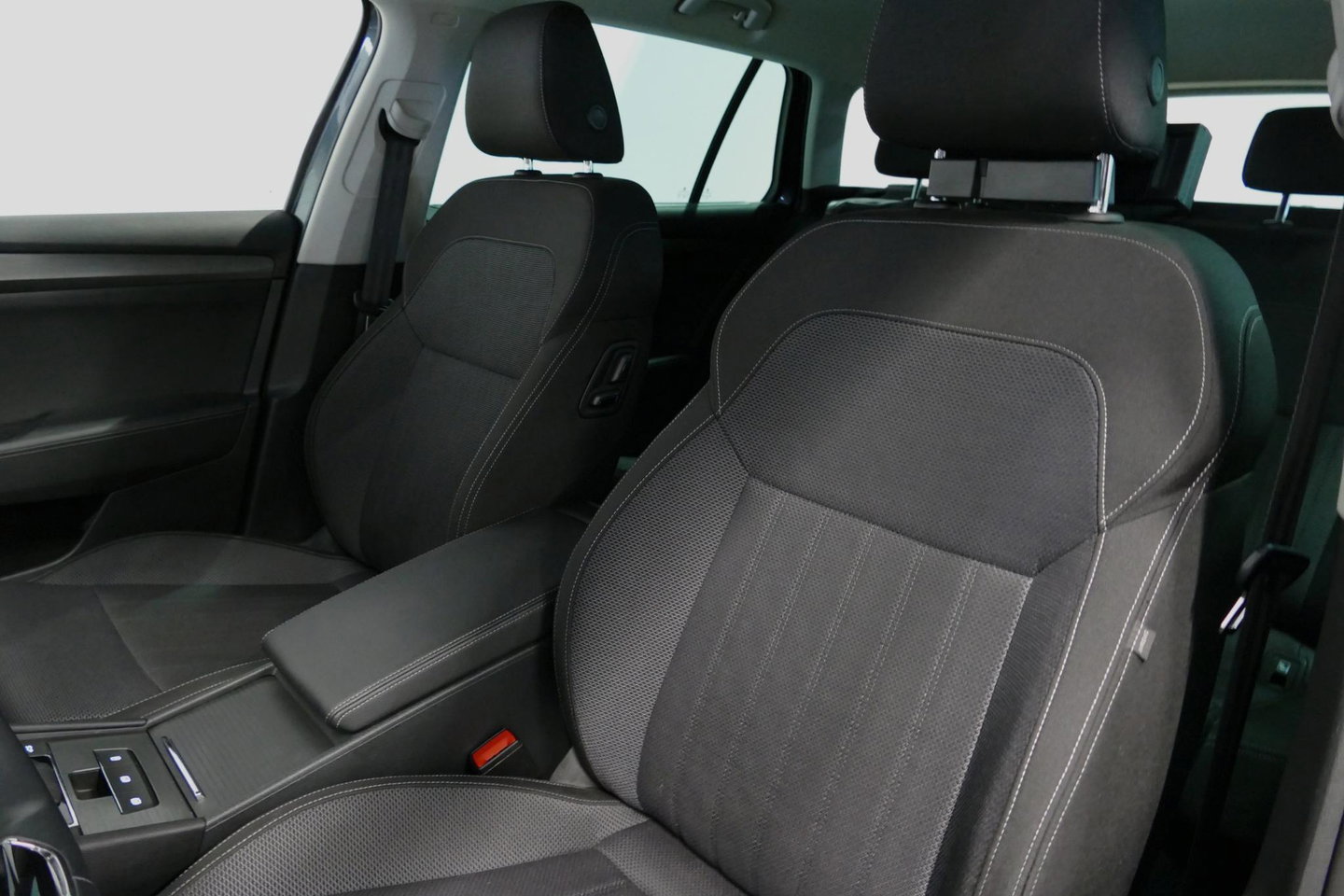 Škoda Superb Combi 1.4 TSI iV Business Edition / Elektr. verstelbare voorstoelen (links met memory) / Canton Sound System / Stoelverwarming voor & achter / Stuurwiel verwarming / Apple Carplay - Android Auto / Trekhaak (zwenkbaar) / Achteruitrijcamera / Dodehoek detec