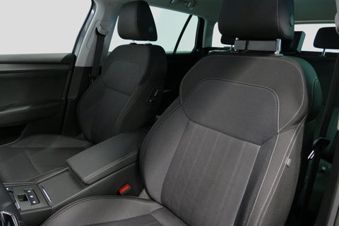 Škoda Superb Combi 1.4 TSI iV Business Edition / Elektr. verstelbare voorstoelen (links met memory) / Canton Sound System / Stoelverwarming voor & achter / Stuurwiel verwarming / Apple Carplay - Android Auto / Trekhaak (zwenkbaar) / Achteruitrijcamera / Dodehoek detec