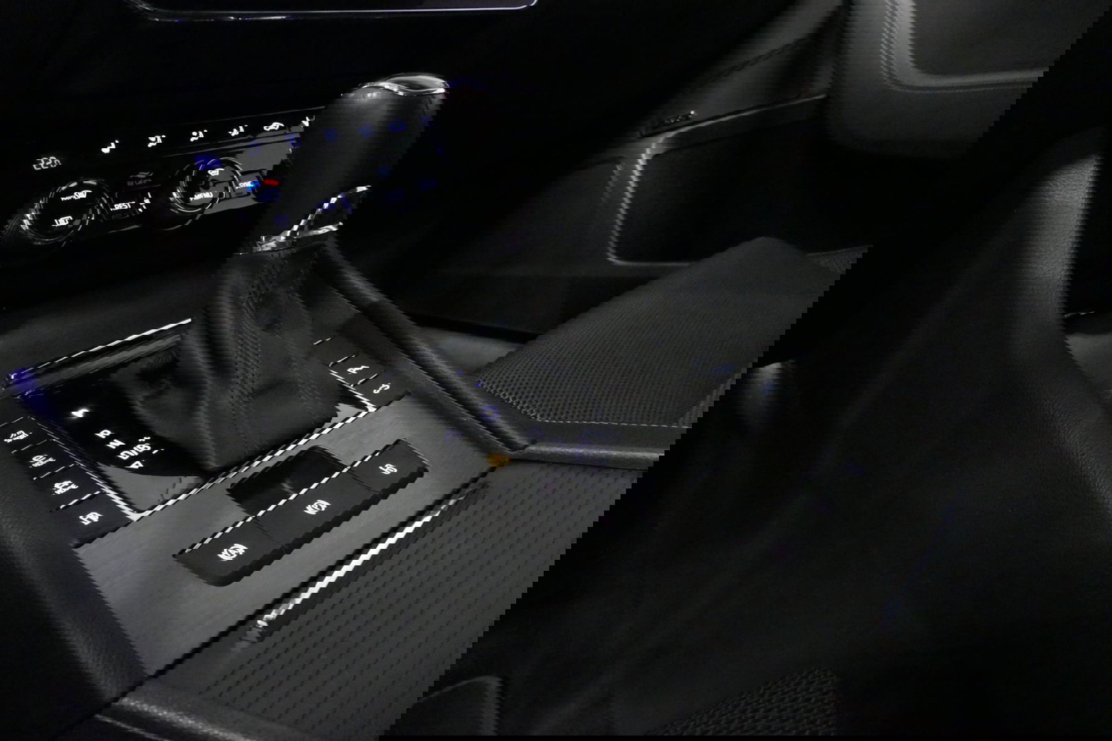 Škoda Superb Combi 1.4 TSI iV Business Edition / Elektr. verstelbare voorstoelen (links met memory) / Canton Sound System / Stoelverwarming voor & achter / Stuurwiel verwarming / Apple Carplay - Android Auto / Trekhaak (zwenkbaar) / Achteruitrijcamera / Dodehoek detec