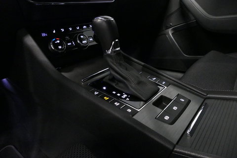 Škoda Superb Combi 1.4 TSI iV Business Edition / Elektr. verstelbare voorstoelen (links met memory) / Canton Sound System / Stoelverwarming voor & achter / Stuurwiel verwarming / Apple Carplay - Android Auto / Trekhaak (zwenkbaar) / Achteruitrijcamera / Dodehoek detec