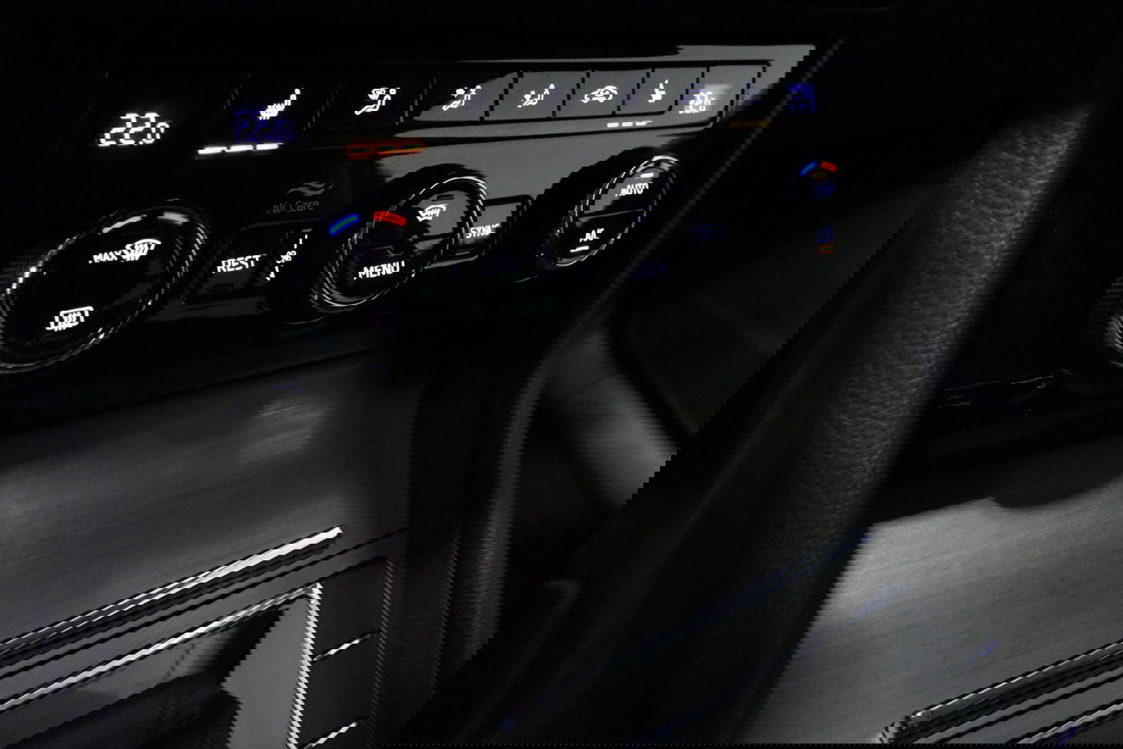 Škoda Superb Combi 1.4 TSI iV Business Edition / Elektr. verstelbare voorstoelen (links met memory) / Canton Sound System / Stoelverwarming voor & achter / Stuurwiel verwarming / Apple Carplay - Android Auto / Trekhaak (zwenkbaar) / Achteruitrijcamera / Dodehoek detec