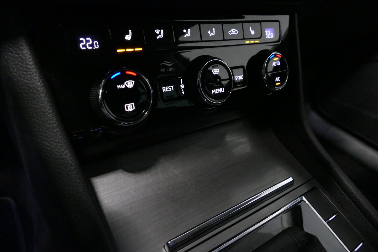 Škoda Superb Combi 1.4 TSI iV Business Edition / Elektr. verstelbare voorstoelen (links met memory) / Canton Sound System / Stoelverwarming voor & achter / Stuurwiel verwarming / Apple Carplay - Android Auto / Trekhaak (zwenkbaar) / Achteruitrijcamera / Dodehoek detec