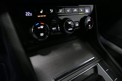 Škoda Superb Combi 1.4 TSI iV Business Edition / Elektr. verstelbare voorstoelen (links met memory) / Canton Sound System / Stoelverwarming voor & achter / Stuurwiel verwarming / Apple Carplay - Android Auto / Trekhaak (zwenkbaar) / Achteruitrijcamera / Dodehoek detec