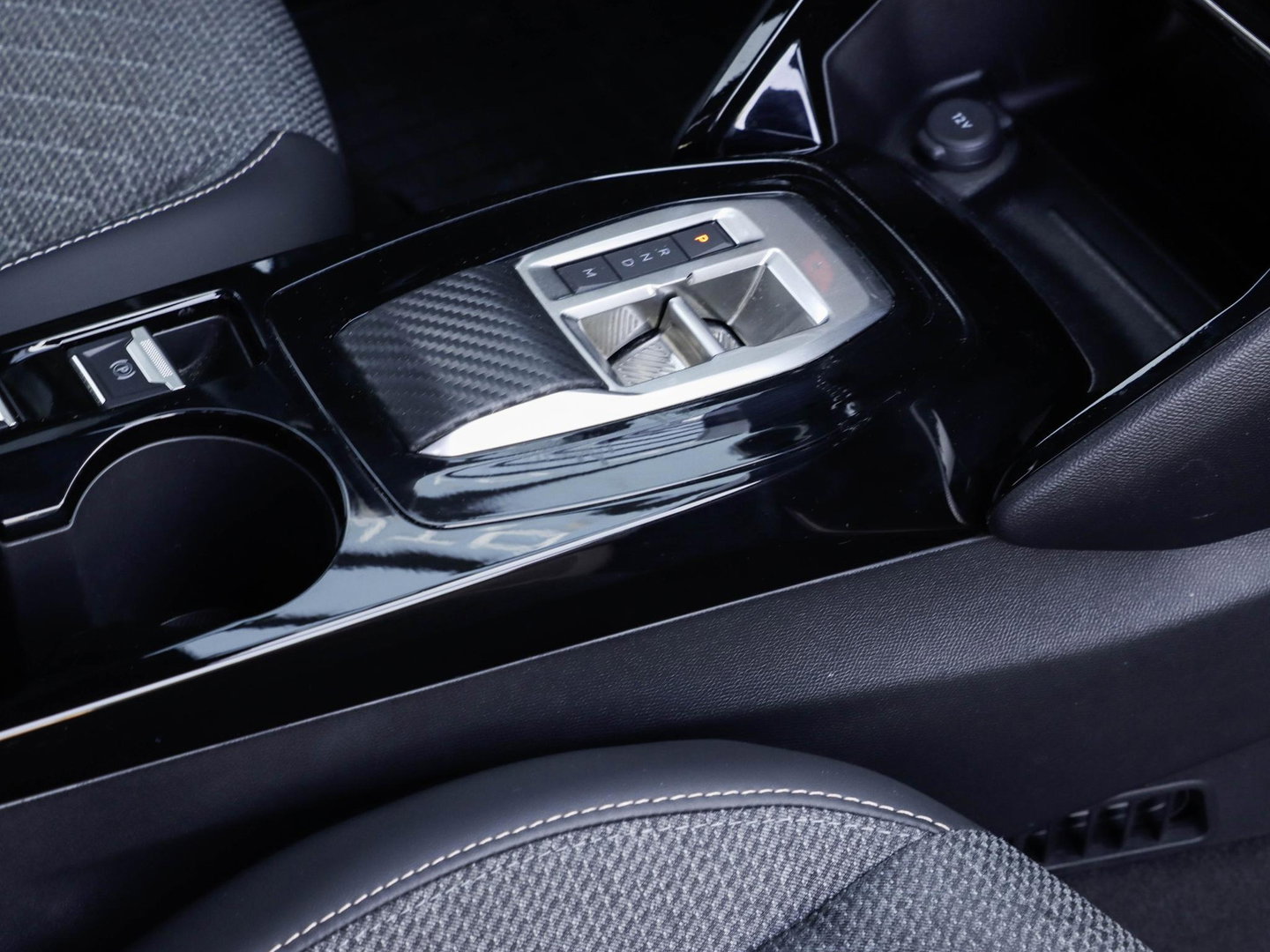 Peugeot 2008 1.2 Hybrid 136 Allure