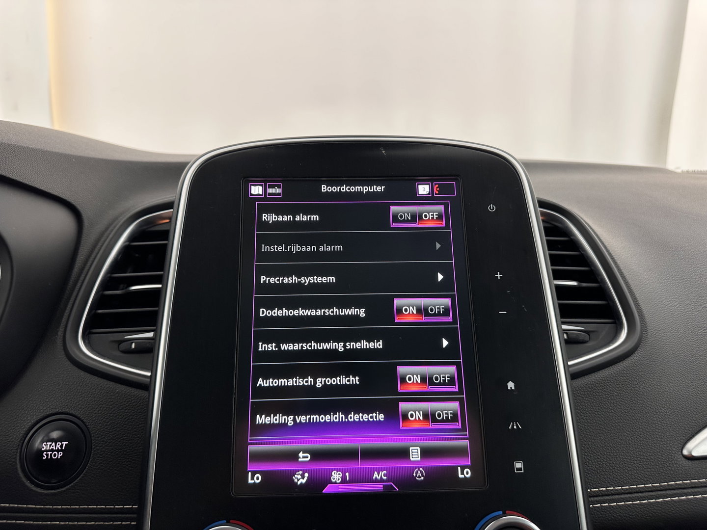 Renault Grand Scénic 1.2 TCe Intens [ 7-Pers. ] *LEATHER-FABRIC | BLINDSPOT | DIGI-COCKPIT | DAB | KEYLESS | CAMERA | NAVI-FULLMAP | PRIVACY-GLASS | ECC | PDC | 20''ALU | TOWBAR*