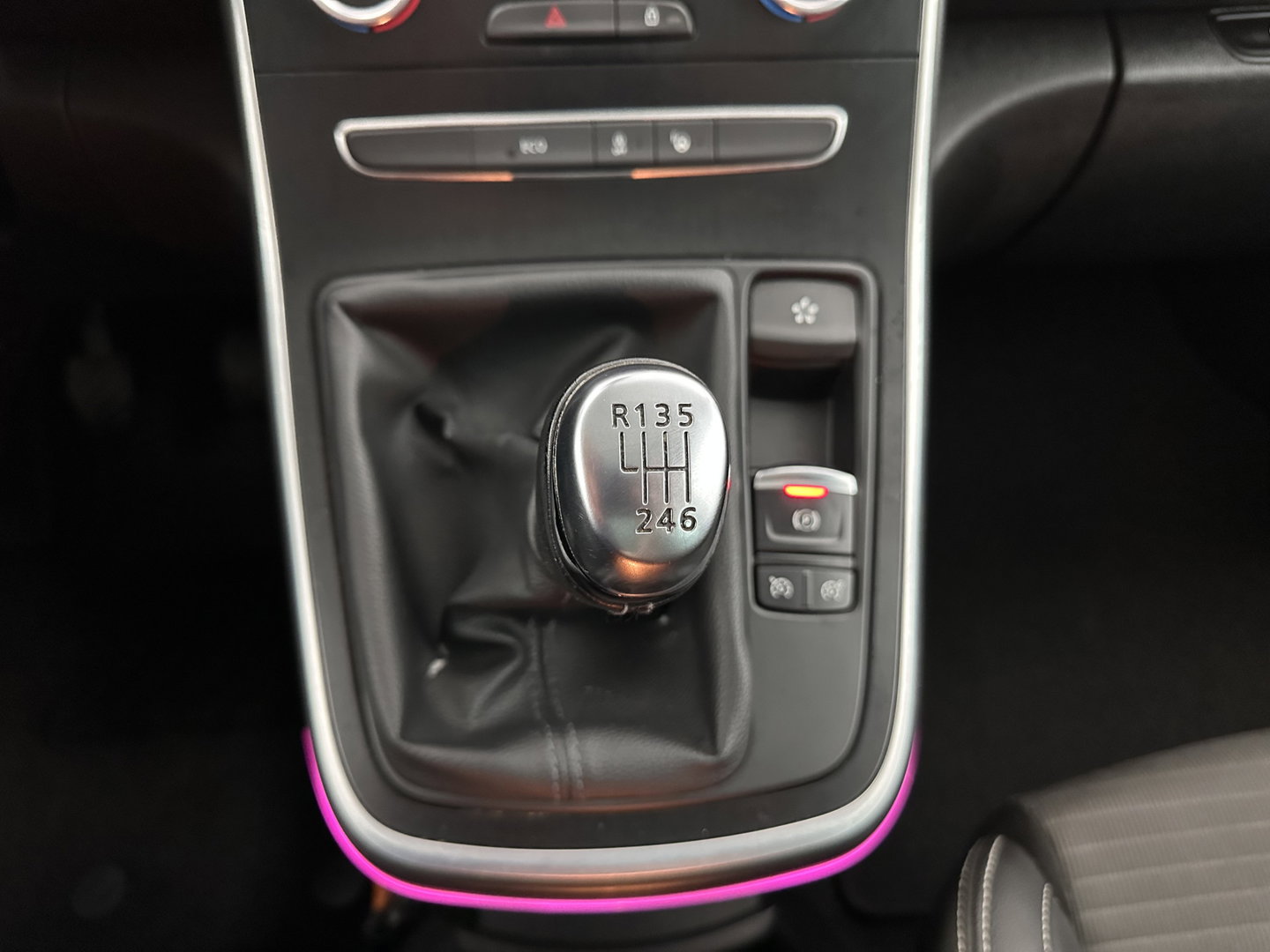 Renault Grand Scénic 1.2 TCe Intens [ 7-Pers. ] *LEATHER-FABRIC | BLINDSPOT | DIGI-COCKPIT | DAB | KEYLESS | CAMERA | NAVI-FULLMAP | PRIVACY-GLASS | ECC | PDC | 20''ALU | TOWBAR*