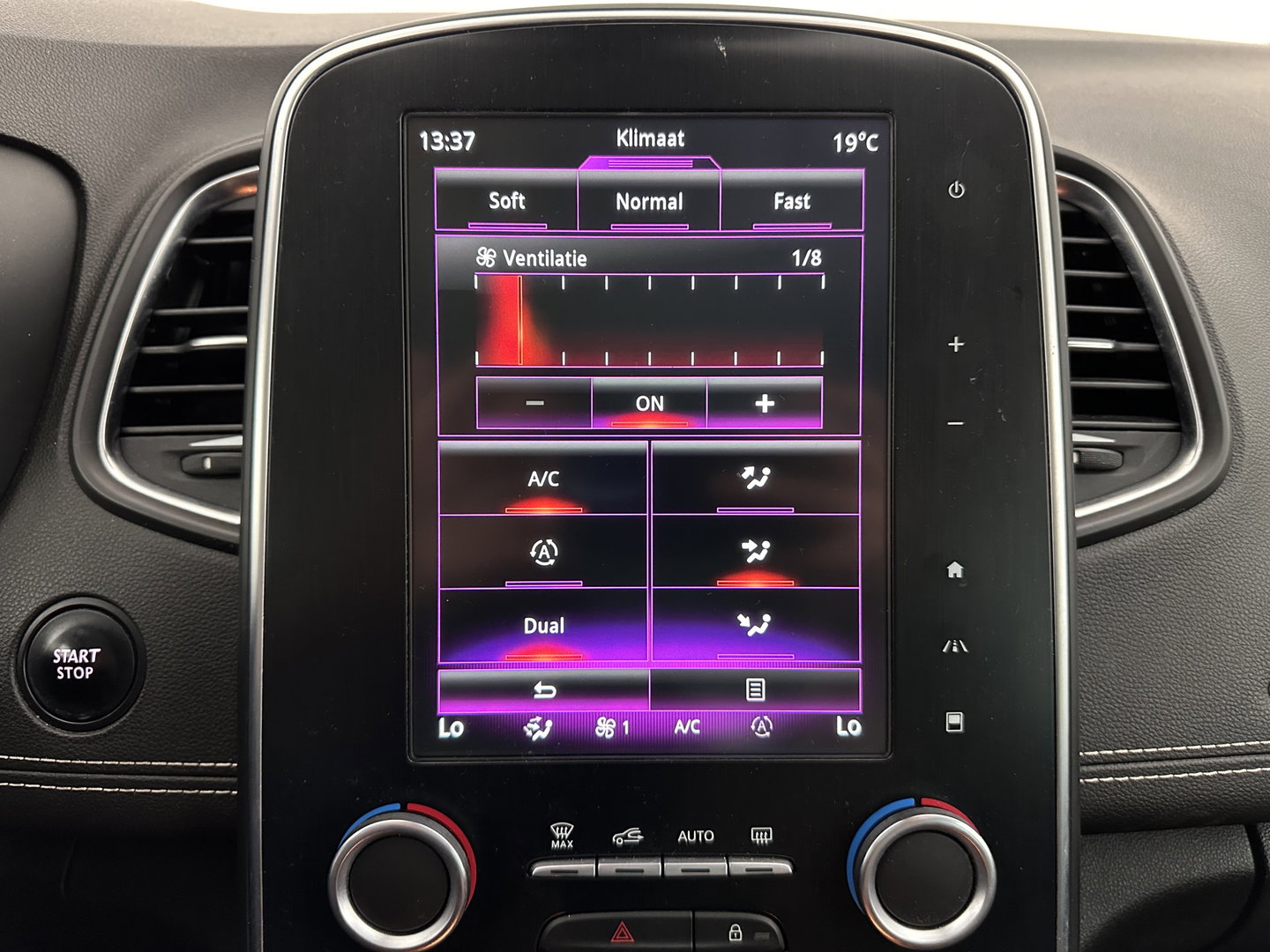 Renault Grand Scénic 1.2 TCe Intens [ 7-Pers. ] *LEATHER-FABRIC | BLINDSPOT | DIGI-COCKPIT | DAB | KEYLESS | CAMERA | NAVI-FULLMAP | PRIVACY-GLASS | ECC | PDC | 20''ALU | TOWBAR*