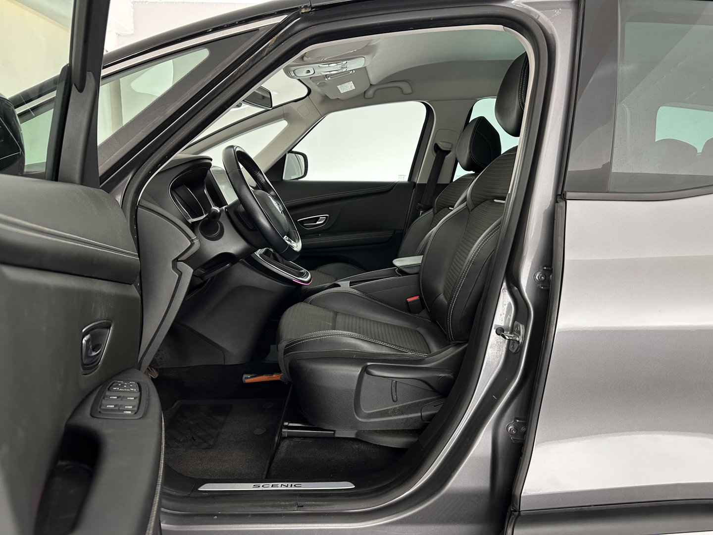 Renault Grand Scénic 1.2 TCe Intens [ 7-Pers. ] *LEATHER-FABRIC | BLINDSPOT | DIGI-COCKPIT | DAB | KEYLESS | CAMERA | NAVI-FULLMAP | PRIVACY-GLASS | ECC | PDC | 20''ALU | TOWBAR*