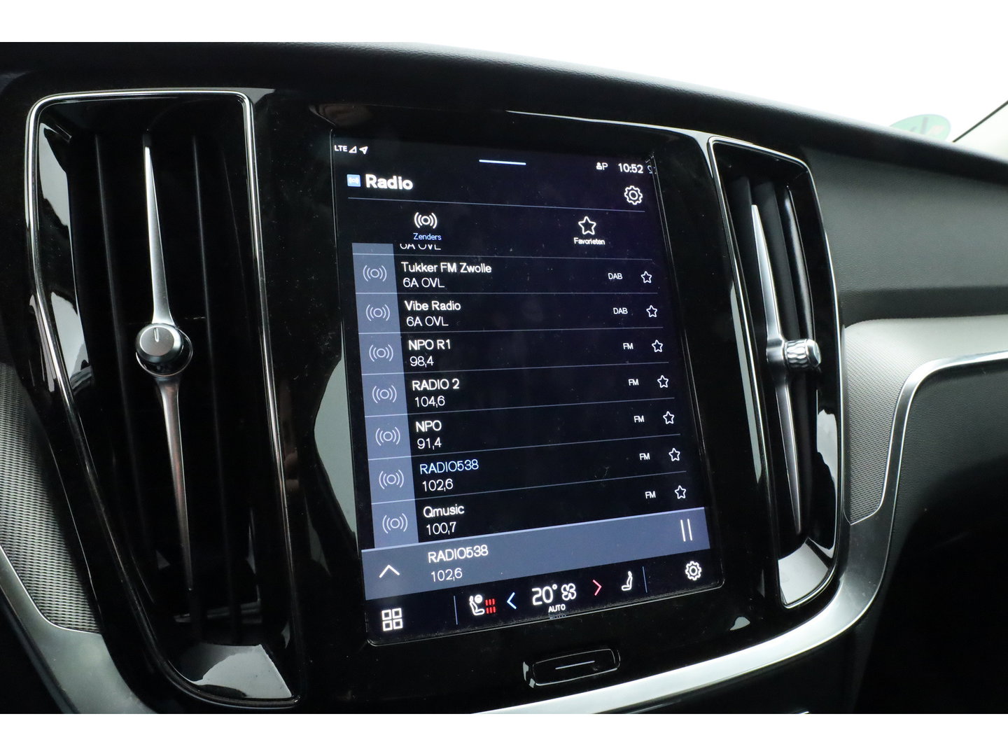 Volvo V60 2.0 T6 Plug-in hybrid AWD Plus Dark | Stoel 4 & Stuur Verwarming | achteruitrijcamera | Memory | 19" |