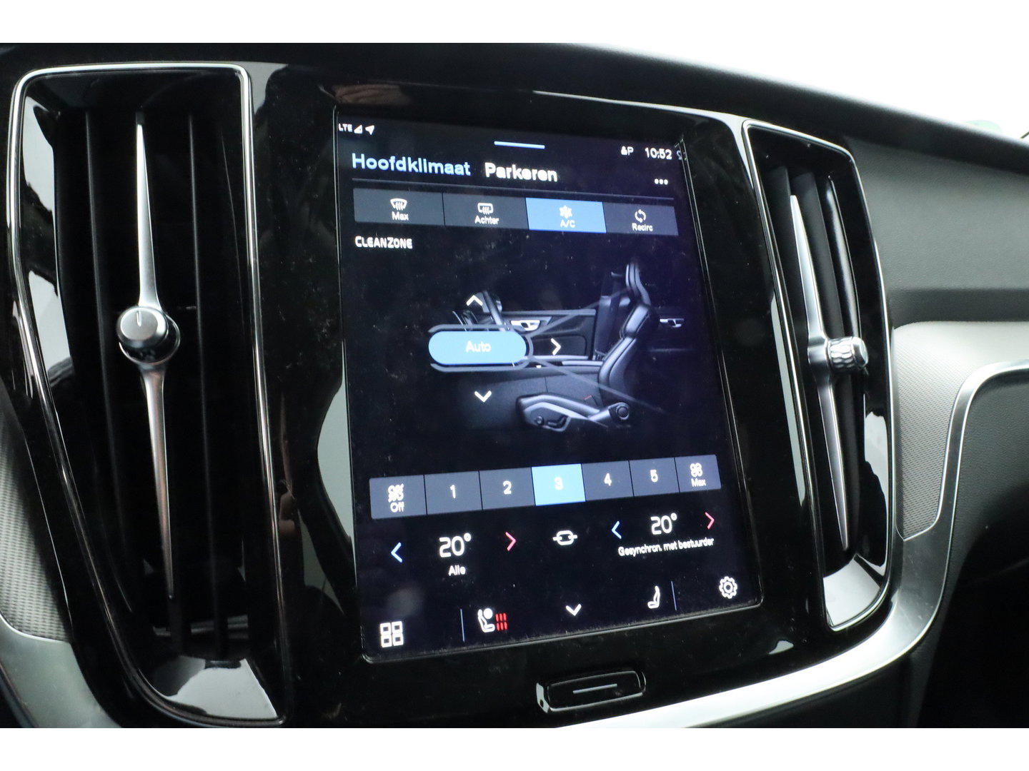 Volvo V60 2.0 T6 Plug-in hybrid AWD Plus Dark | Stoel 4 & Stuur Verwarming | achteruitrijcamera | Memory | 19" |