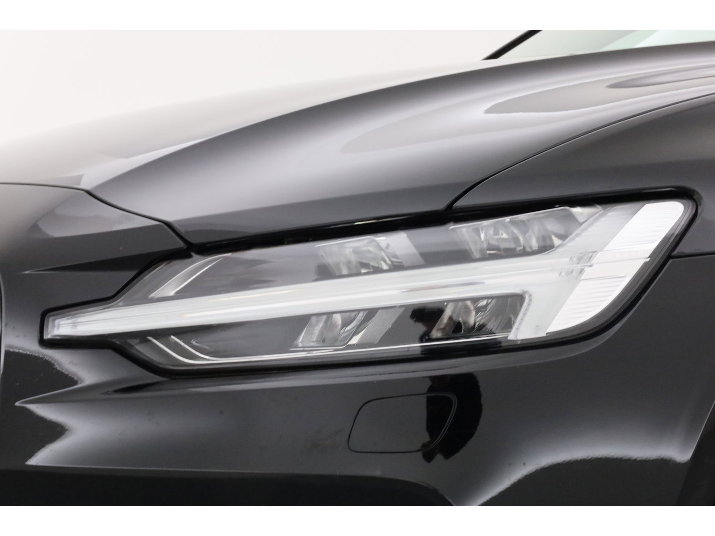 Volvo V60 2.0 T6 Plug-in hybrid AWD Plus Dark | Stoel 4 & Stuur Verwarming | achteruitrijcamera | Memory | 19" |