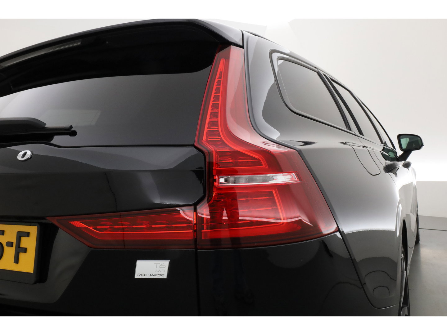 Volvo V60 2.0 T6 Plug-in hybrid AWD Plus Dark | Stoel 4 & Stuur Verwarming | achteruitrijcamera | Memory | 19" |