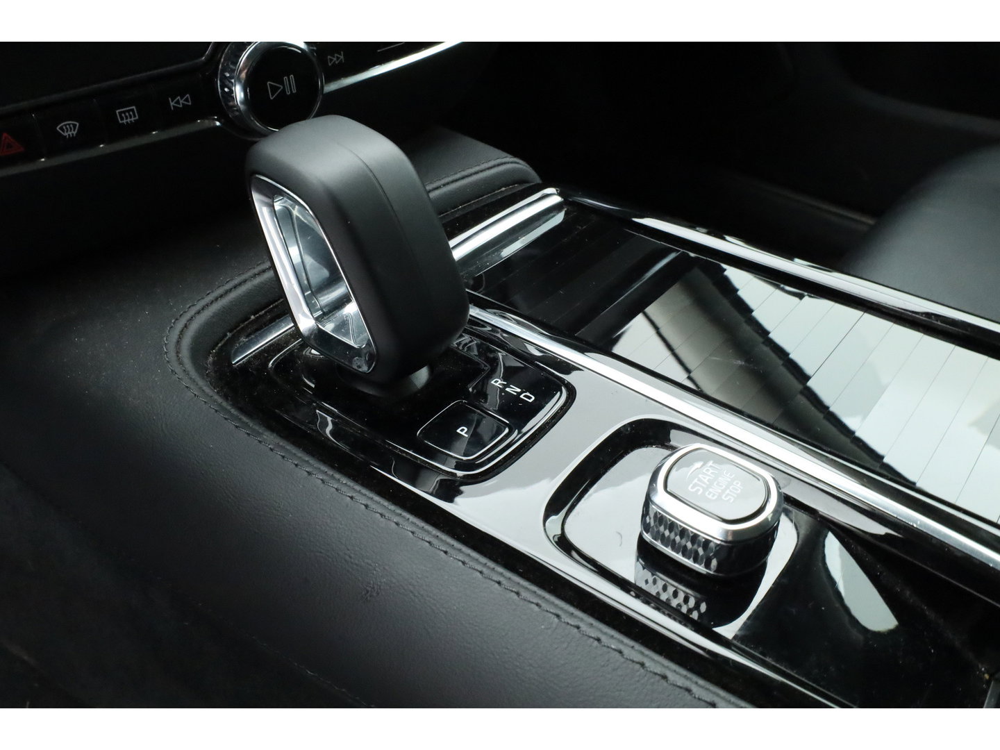 Volvo V60 2.0 T6 Plug-in hybrid AWD Plus Dark | Stoel 4 & Stuur Verwarming | achteruitrijcamera | Memory | 19" |