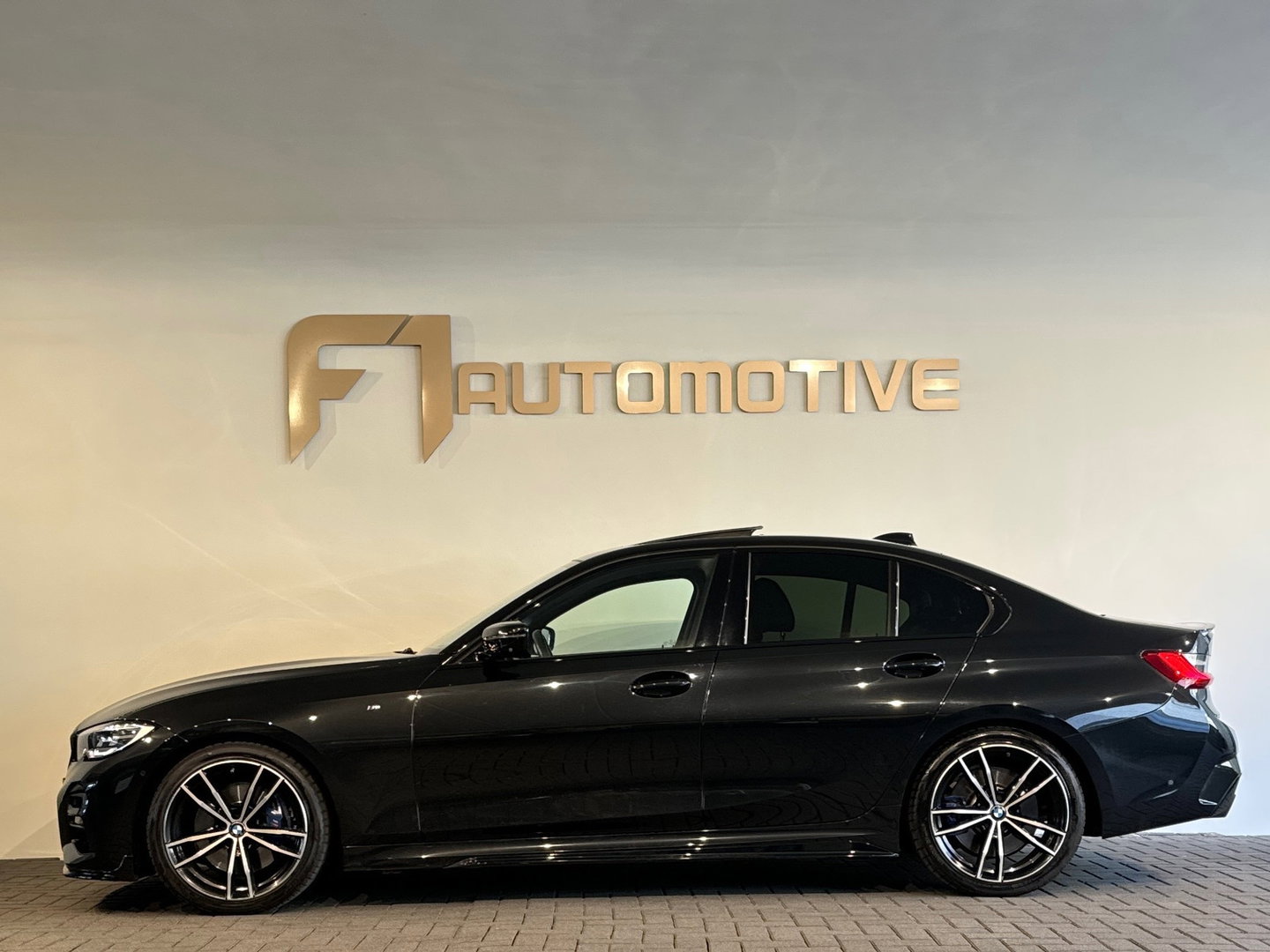 BMW 3-serie 330i High Executive M Sport Pano|HuD|Sfeer|NAP
