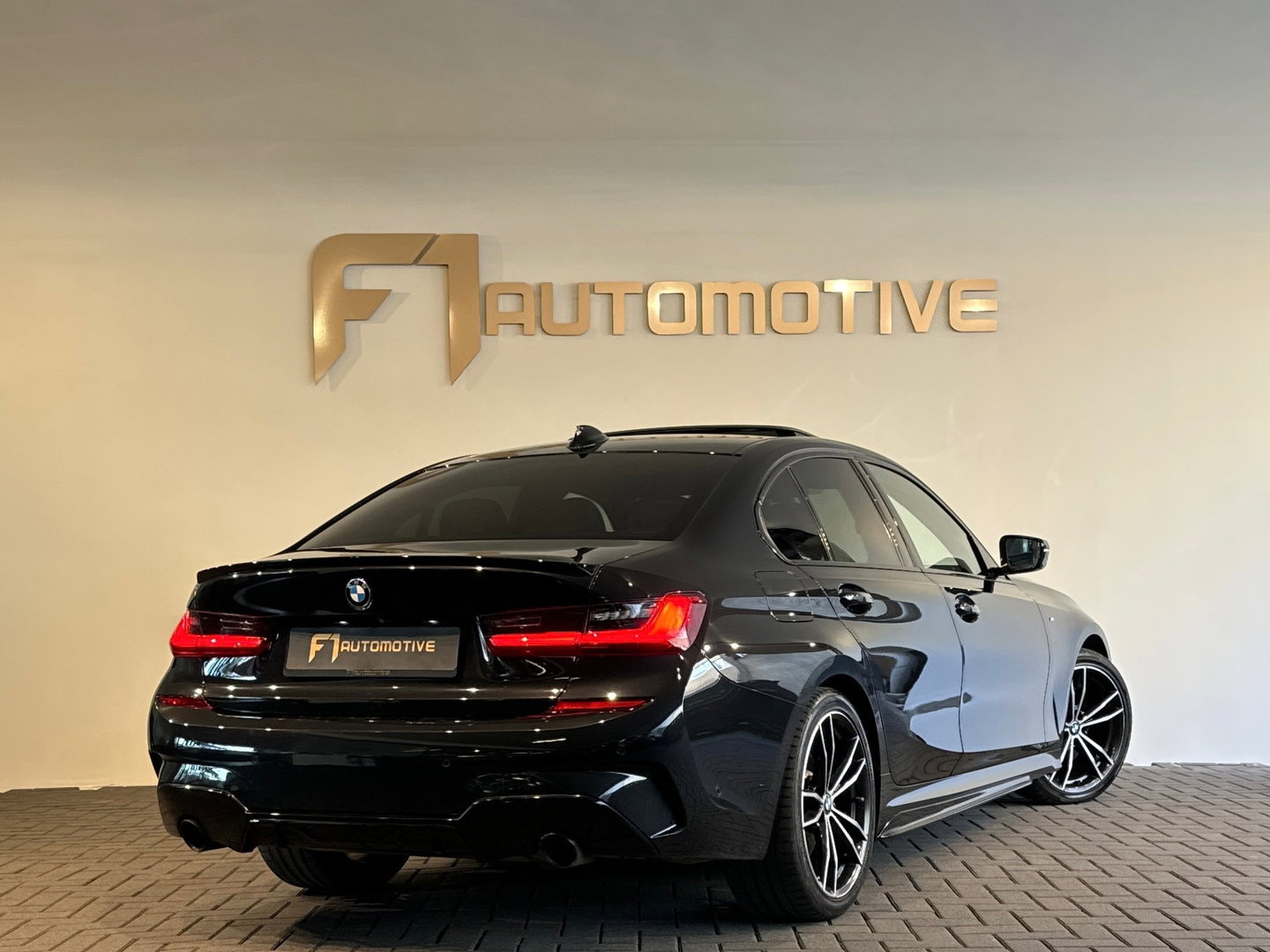 BMW 3-serie 330i High Executive M Sport Pano|HuD|Sfeer|NAP