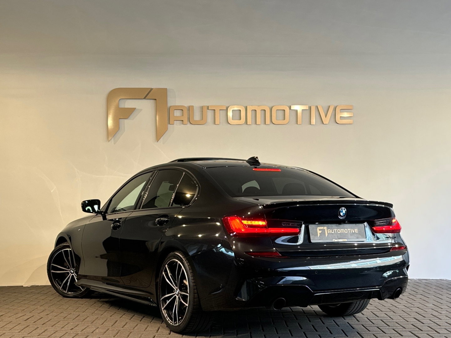 BMW 3-serie 330i High Executive M Sport Pano|HuD|Sfeer|NAP