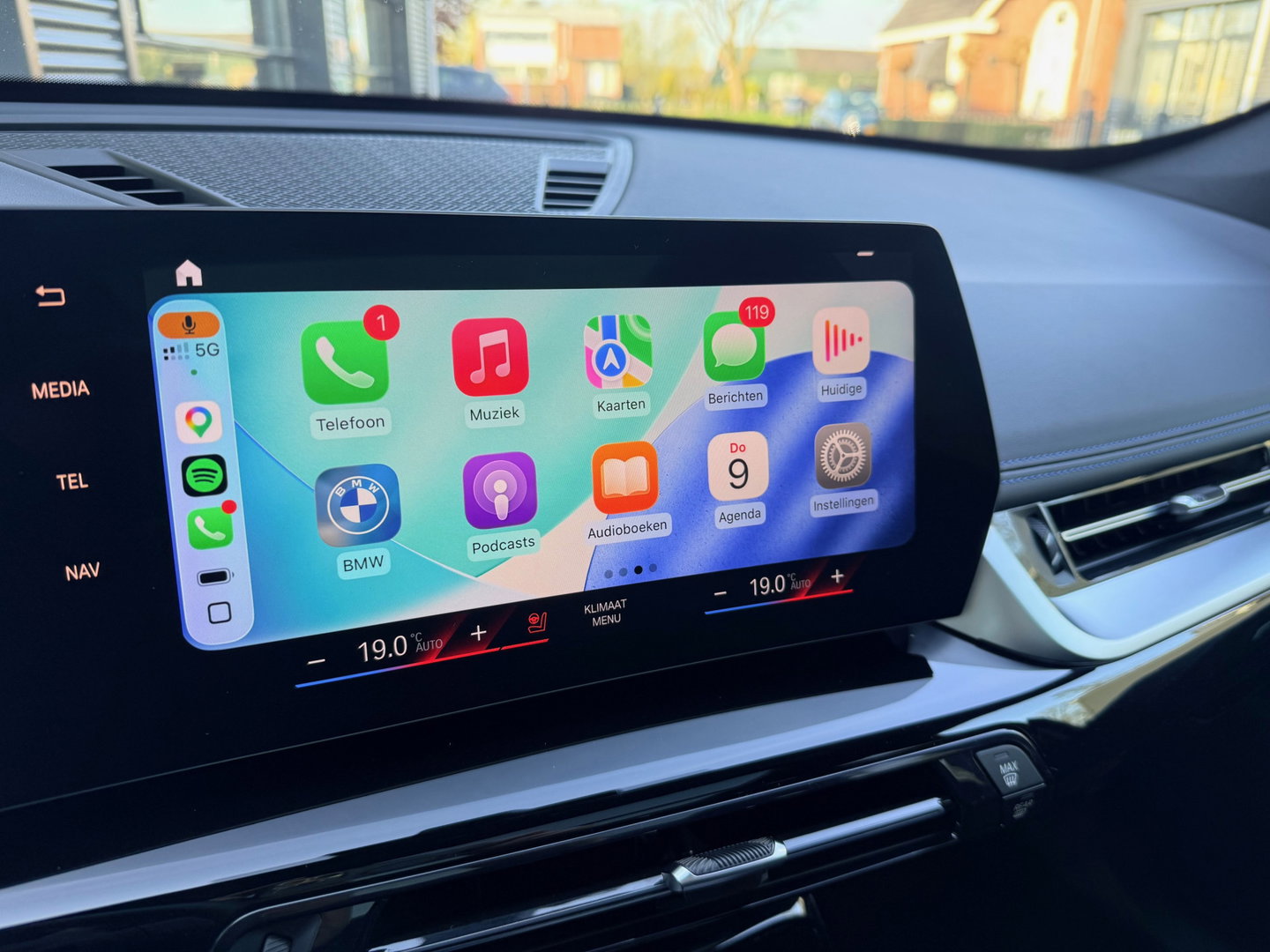 BMW X1 xDrive 23i 204pk 4Cilinder M-Sport - PANO - H&K - Memory - Dealer O.H. - Frozen Grey