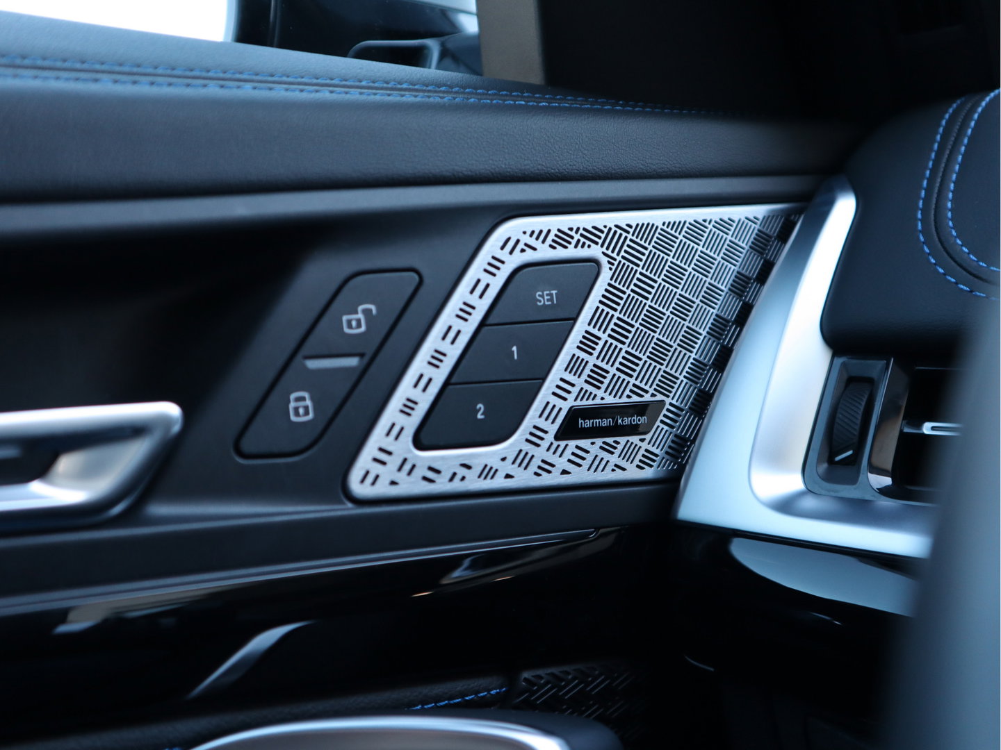 BMW X1 xDrive 23i 204pk 4Cilinder M-Sport - PANO - H&K - Memory - Dealer O.H. - Frozen Grey