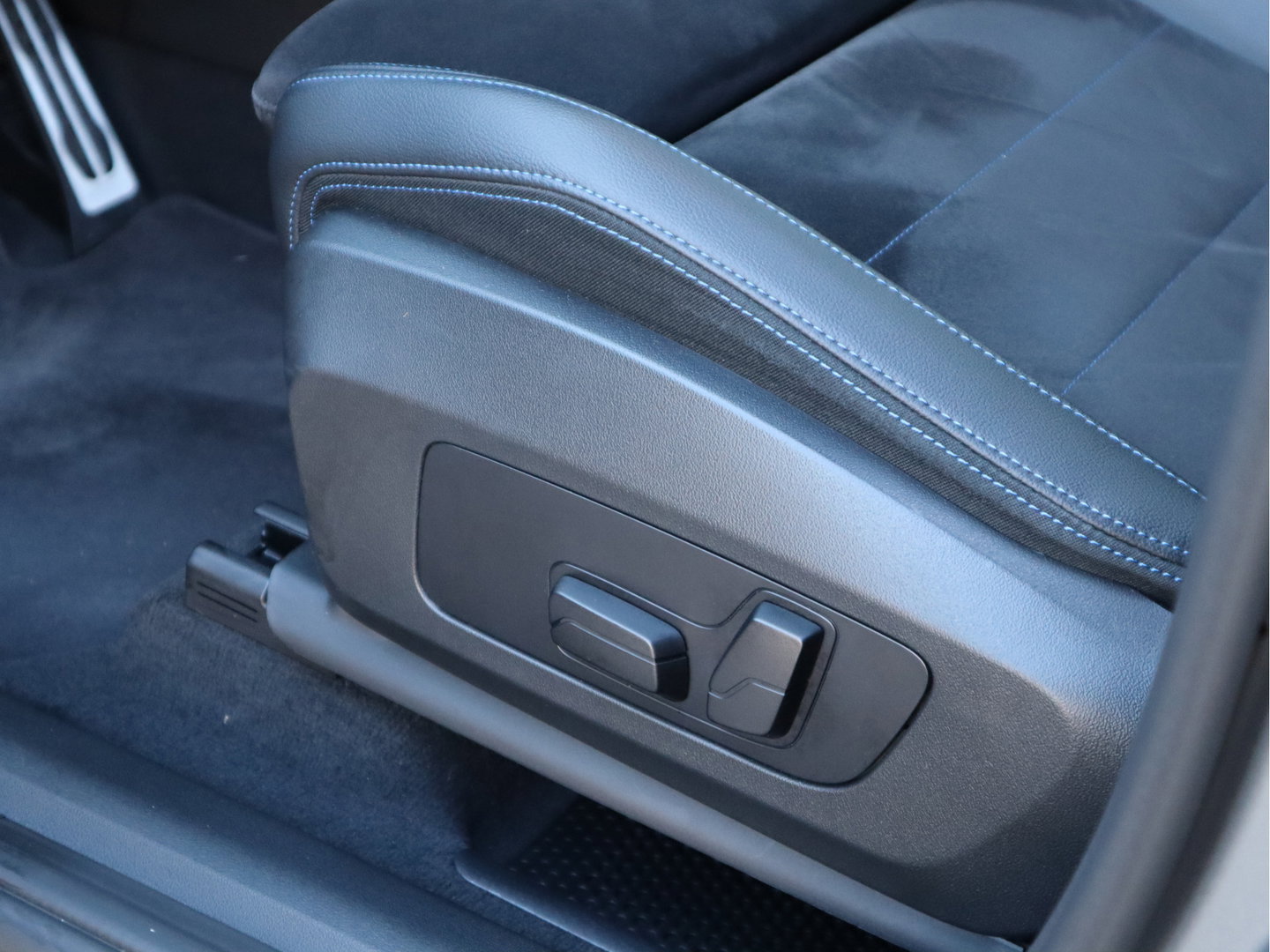 BMW X1 xDrive 23i 204pk 4Cilinder M-Sport - PANO - H&K - Memory - Dealer O.H. - Frozen Grey