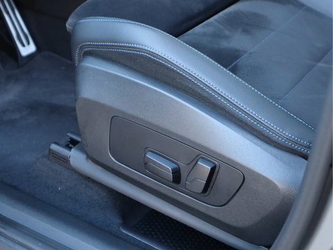 BMW X1 xDrive 23i 204pk 4Cilinder M-Sport - PANO - H&K - Memory - Dealer O.H. - Frozen Grey