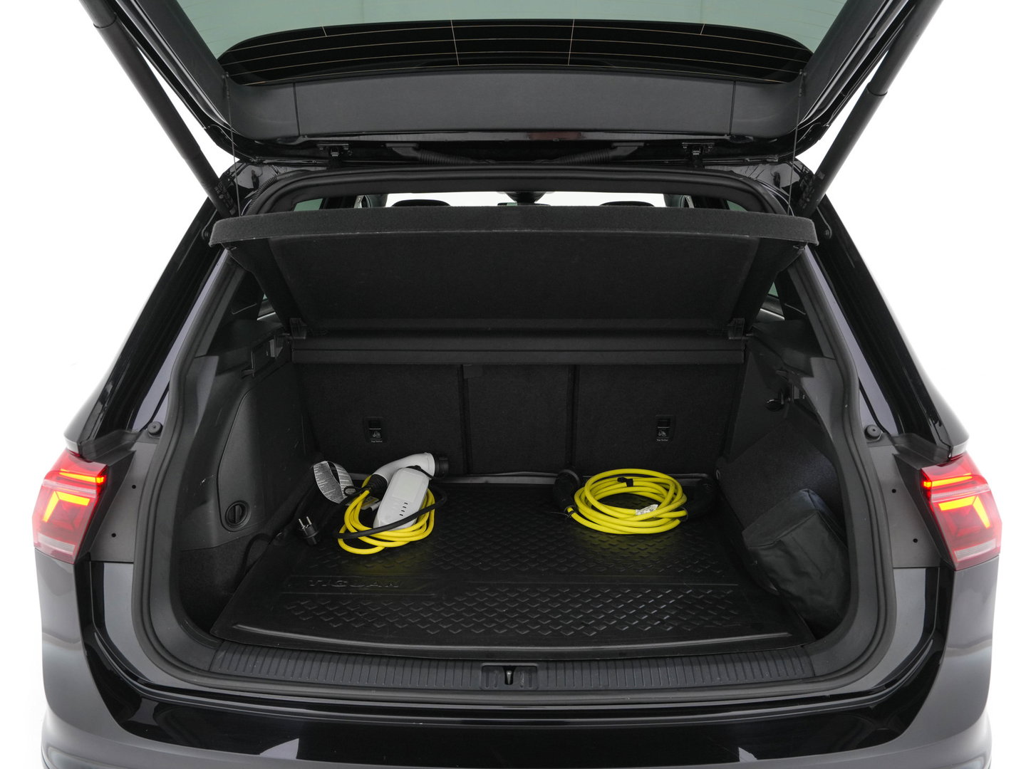 Volkswagen Tiguan 1.4 TSI Black-Style R-Line Business eHybrid ( Plug-in ) (INCL-BTW) *HEAD-UP | FULL-LED | ADAPTIVE-CRUISE | TOPVIEW | KEYLESS | DIGI-COCKPIT | HEATED-COMFORTSEATS | NAVI-FULLMAP | DAB+ | PRIVACYGLASS | ECC | CARPLAY | PDC | 20''ALU