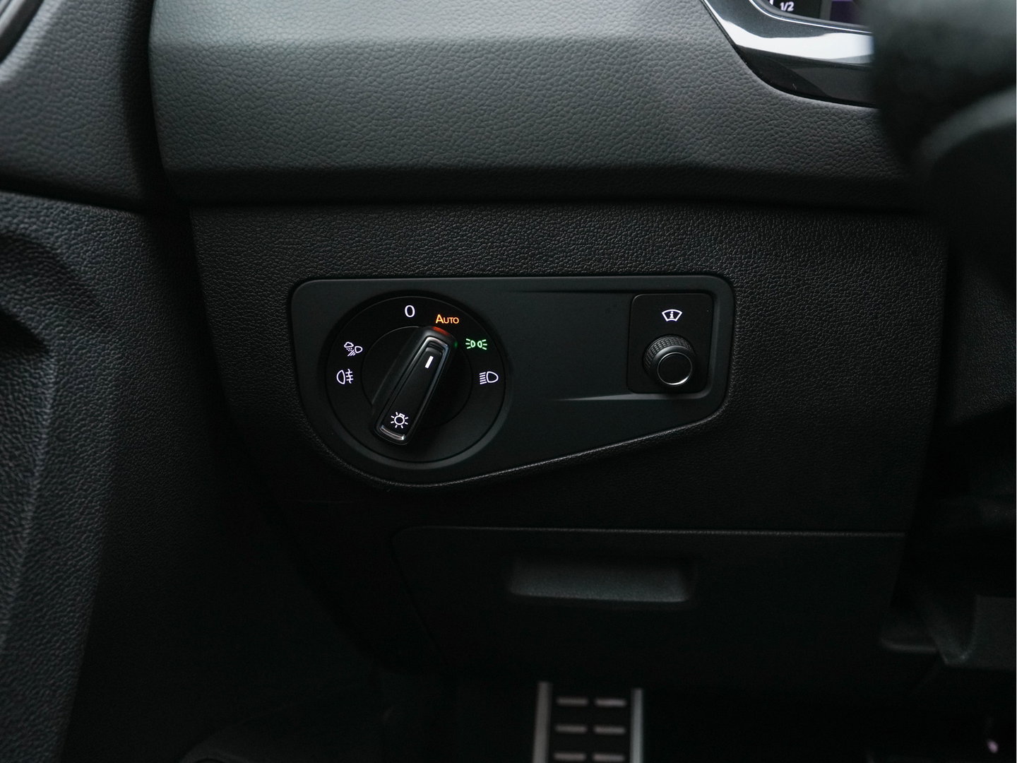 Volkswagen Tiguan 1.4 TSI Black-Style R-Line Business eHybrid ( Plug-in ) (INCL-BTW) *HEAD-UP | FULL-LED | ADAPTIVE-CRUISE | TOPVIEW | KEYLESS | DIGI-COCKPIT | HEATED-COMFORTSEATS | NAVI-FULLMAP | DAB+ | PRIVACYGLASS | ECC | CARPLAY | PDC | 20''ALU