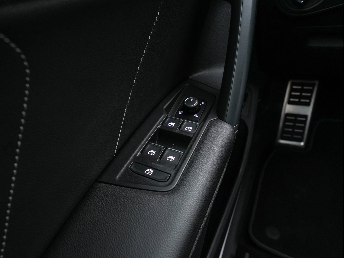 Volkswagen Tiguan 1.4 TSI Black-Style R-Line Business eHybrid ( Plug-in ) (INCL-BTW) *HEAD-UP | FULL-LED | ADAPTIVE-CRUISE | TOPVIEW | KEYLESS | DIGI-COCKPIT | HEATED-COMFORTSEATS | NAVI-FULLMAP | DAB+ | PRIVACYGLASS | ECC | CARPLAY | PDC | 20''ALU