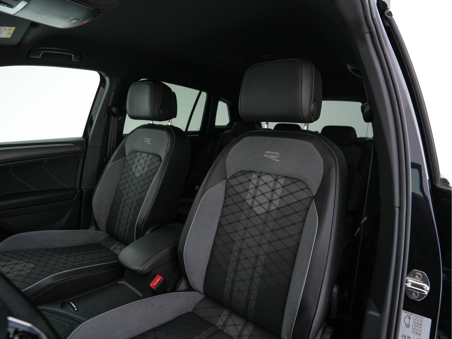 Volkswagen Tiguan 1.4 TSI Black-Style R-Line Business eHybrid ( Plug-in ) (INCL-BTW) *HEAD-UP | FULL-LED | ADAPTIVE-CRUISE | TOPVIEW | KEYLESS | DIGI-COCKPIT | HEATED-COMFORTSEATS | NAVI-FULLMAP | DAB+ | PRIVACYGLASS | ECC | CARPLAY | PDC | 20''ALU