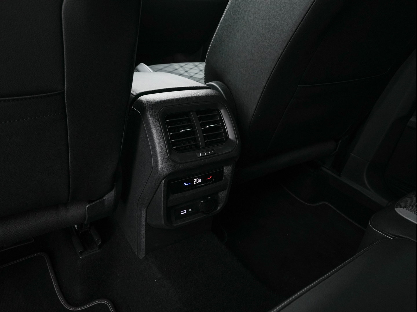 Volkswagen Tiguan 1.4 TSI Black-Style R-Line Business eHybrid ( Plug-in ) (INCL-BTW) *HEAD-UP | FULL-LED | ADAPTIVE-CRUISE | TOPVIEW | KEYLESS | DIGI-COCKPIT | HEATED-COMFORTSEATS | NAVI-FULLMAP | DAB+ | PRIVACYGLASS | ECC | CARPLAY | PDC | 20''ALU