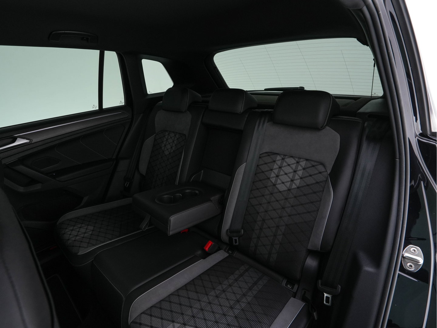 Volkswagen Tiguan 1.4 TSI Black-Style R-Line Business eHybrid ( Plug-in ) (INCL-BTW) *HEAD-UP | FULL-LED | ADAPTIVE-CRUISE | TOPVIEW | KEYLESS | DIGI-COCKPIT | HEATED-COMFORTSEATS | NAVI-FULLMAP | DAB+ | PRIVACYGLASS | ECC | CARPLAY | PDC | 20''ALU