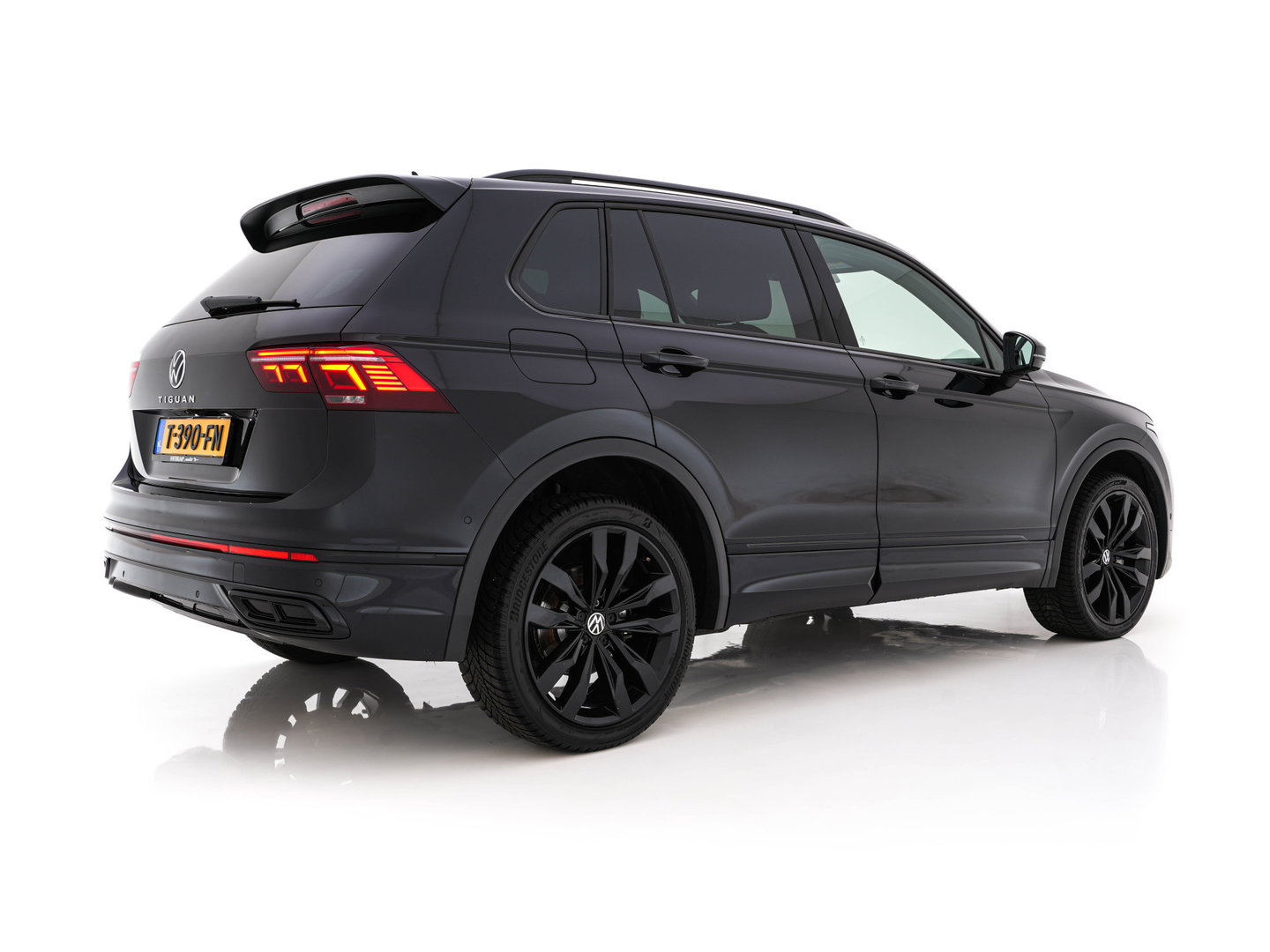 Volkswagen Tiguan 1.4 TSI Black-Style R-Line Business eHybrid ( Plug-in ) (INCL-BTW) *HEAD-UP | FULL-LED | ADAPTIVE-CRUISE | TOPVIEW | KEYLESS | DIGI-COCKPIT | HEATED-COMFORTSEATS | NAVI-FULLMAP | DAB+ | PRIVACYGLASS | ECC | CARPLAY | PDC | 20''ALU