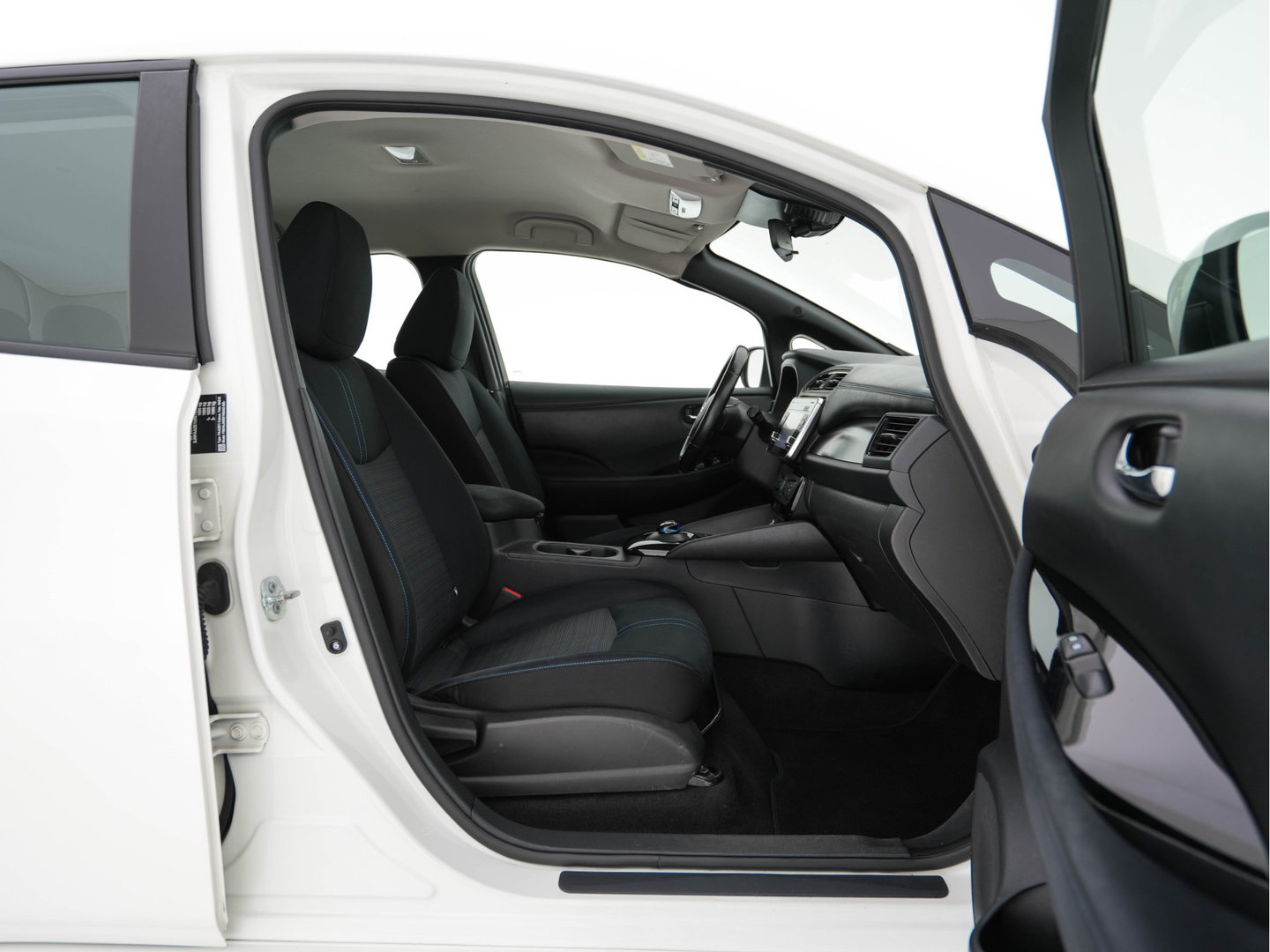 Nissan Leaf Acenta 40 kWh (INCL-BTW) Aut. *HEATPUMP | ADAPTIVE-CRUISE | KEYLESS | TOPVIEW | NAVI-FULLMAP | BLINDSPOT | DAB+ | HEATED-COMFORTSEATS | DIGI-COCKPIT | PRIVACYGLASS | 16"ALU*