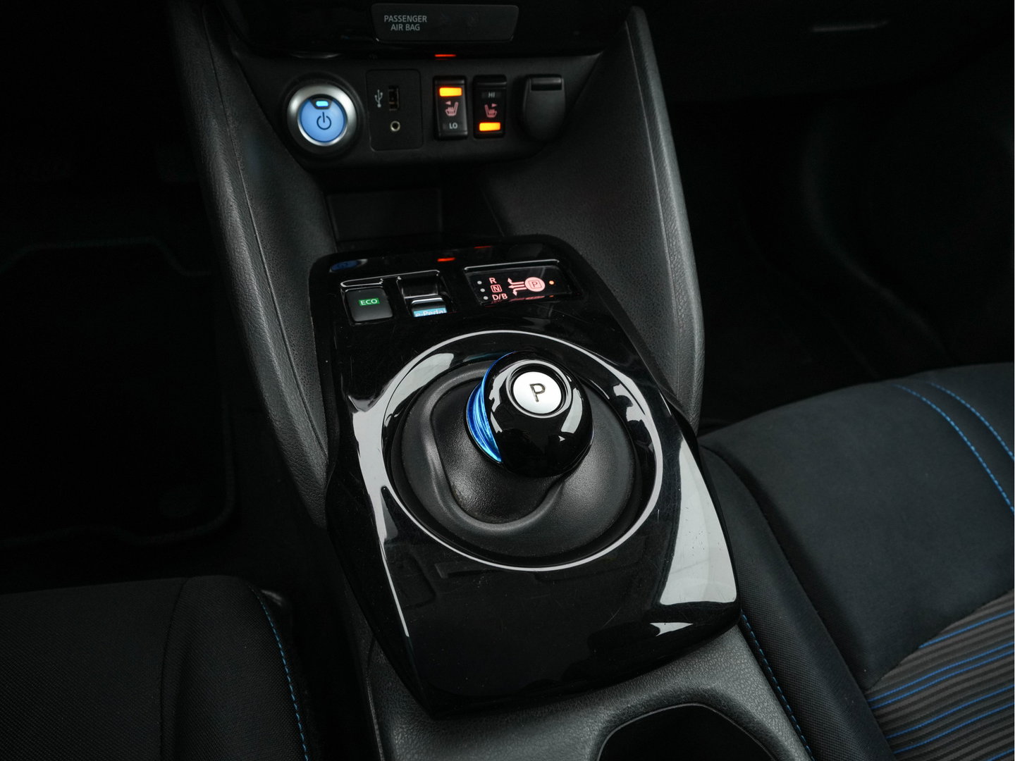 Nissan Leaf Acenta 40 kWh (INCL-BTW) Aut. *HEATPUMP | ADAPTIVE-CRUISE | KEYLESS | TOPVIEW | NAVI-FULLMAP | BLINDSPOT | DAB+ | HEATED-COMFORTSEATS | DIGI-COCKPIT | PRIVACYGLASS | 16"ALU*