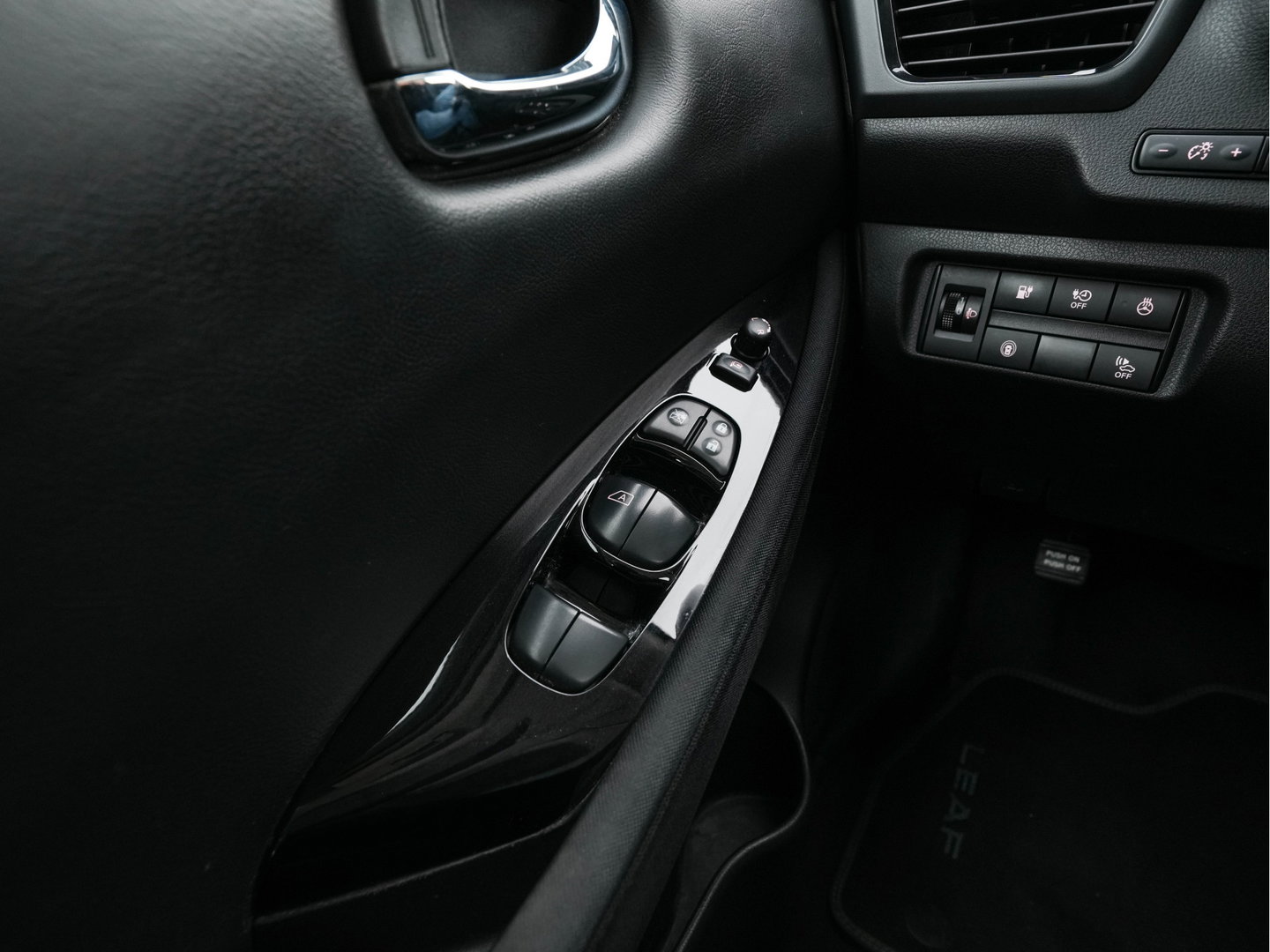 Nissan Leaf Acenta 40 kWh (INCL-BTW) Aut. *HEATPUMP | ADAPTIVE-CRUISE | KEYLESS | TOPVIEW | NAVI-FULLMAP | BLINDSPOT | DAB+ | HEATED-COMFORTSEATS | DIGI-COCKPIT | PRIVACYGLASS | 16"ALU*